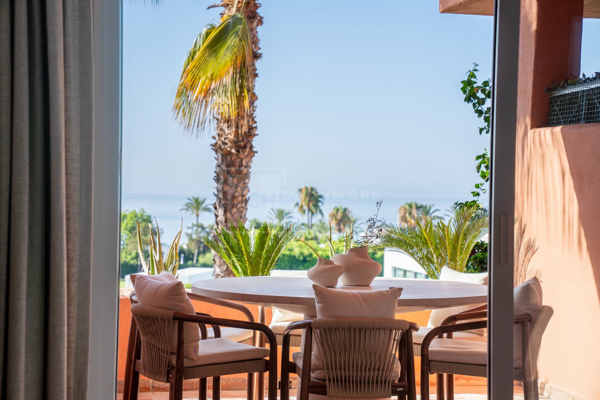 REFORMED LUXURY APARTMENT WITH SEA VIEWS ON THE GOLDEN MILE IN MARBELLA