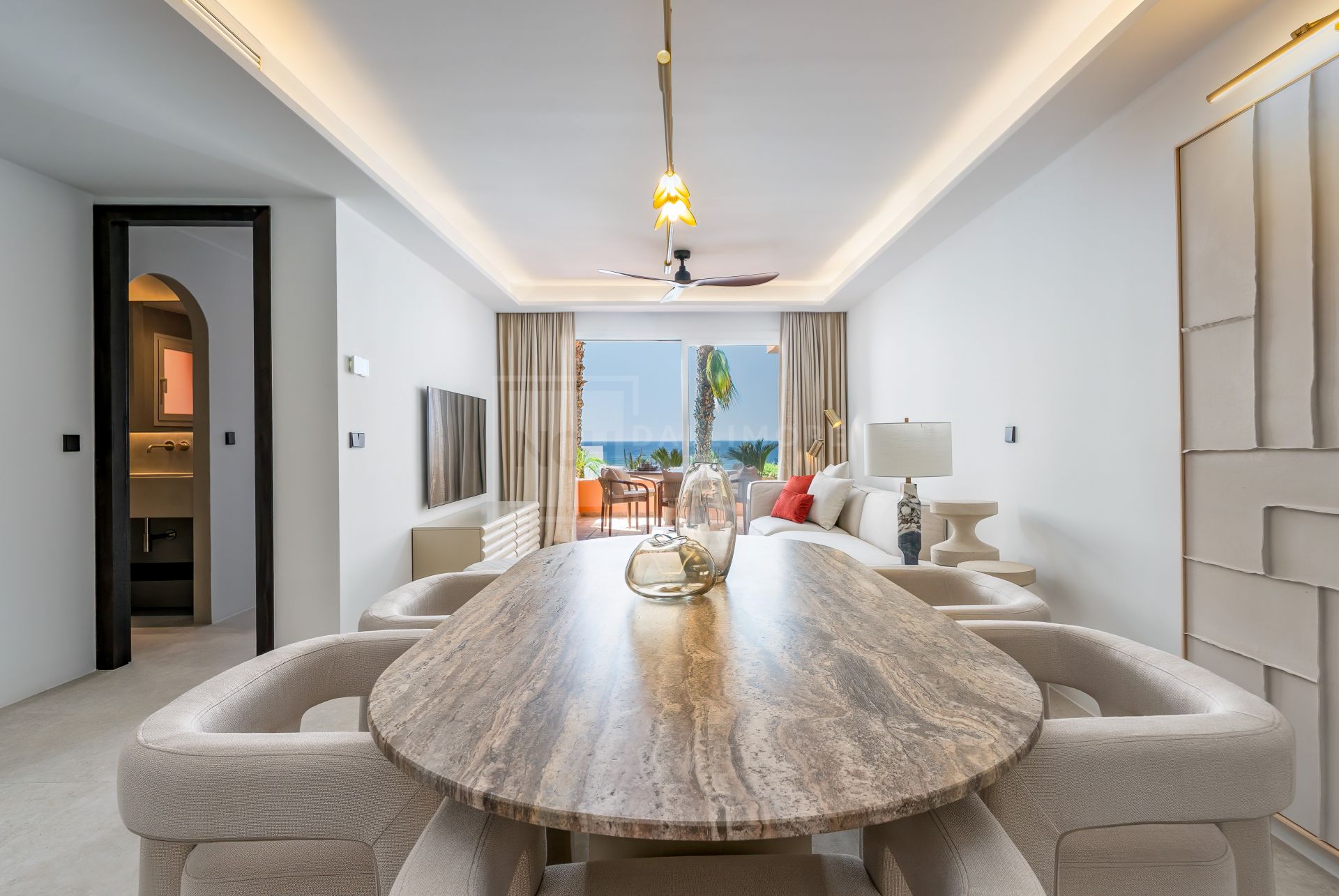 REFORMED LUXURY APARTMENT WITH SEA VIEWS ON THE GOLDEN MILE IN MARBELLA