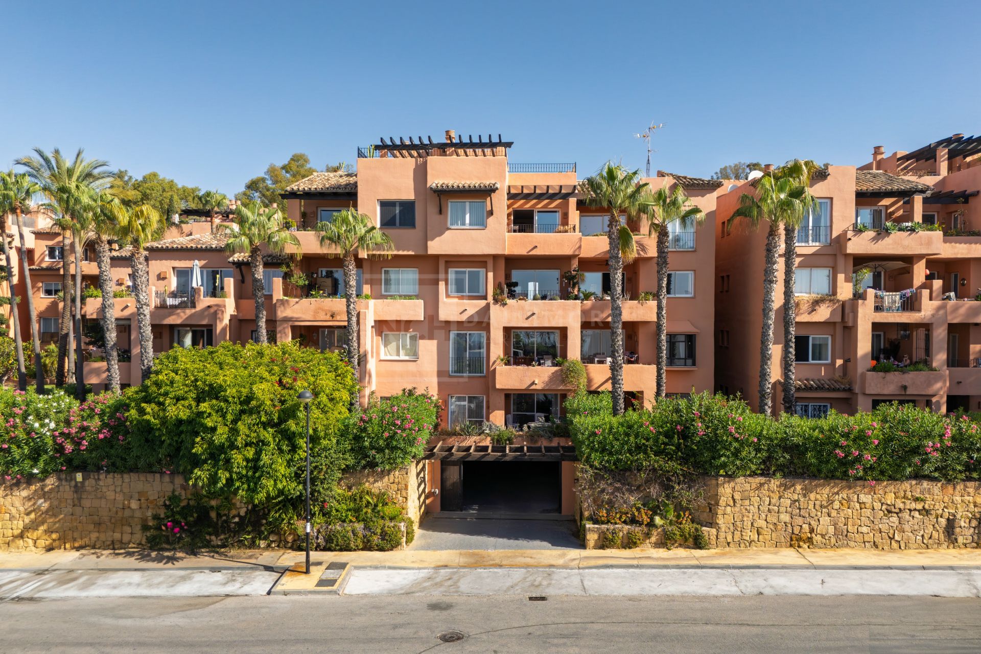 REFORMED LUXURY APARTMENT WITH SEA VIEWS ON THE GOLDEN MILE IN MARBELLA