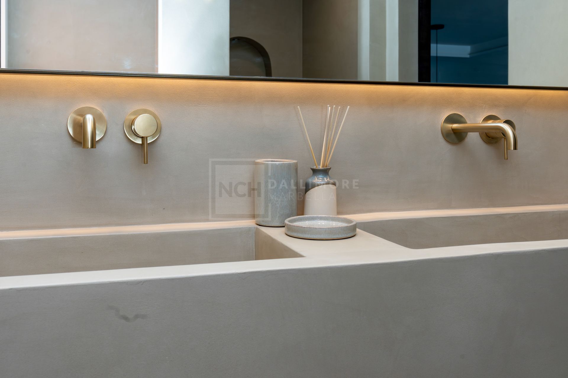 REFORMED LUXURY APARTMENT WITH SEA VIEWS ON THE GOLDEN MILE IN MARBELLA