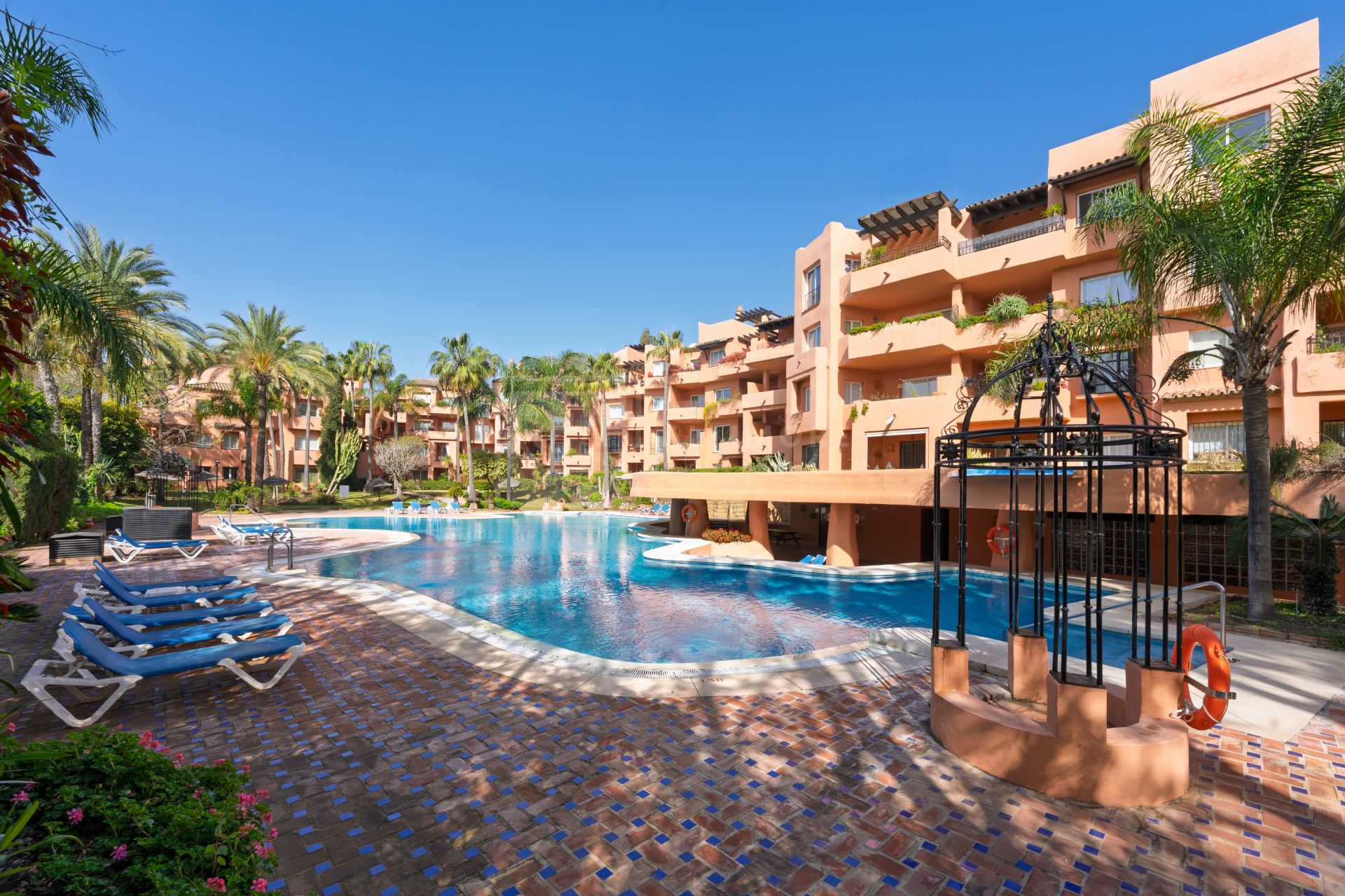 REFORMED LUXURY APARTMENT WITH SEA VIEWS ON THE GOLDEN MILE IN MARBELLA