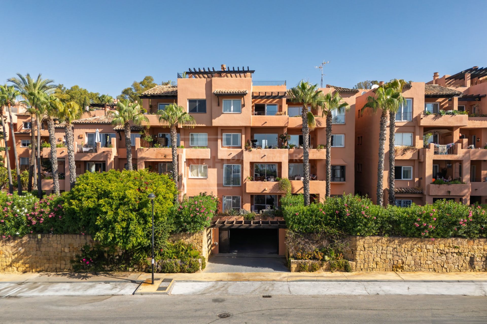 REFORMED LUXURY APARTMENT WITH SEA VIEWS ON THE GOLDEN MILE IN MARBELLA
