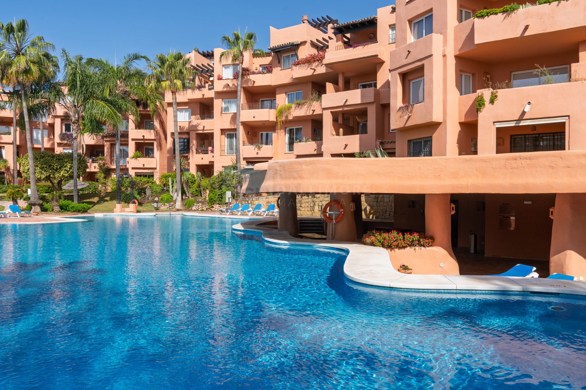 REFORMED LUXURY APARTMENT WITH SEA VIEWS ON THE GOLDEN MILE IN MARBELLA