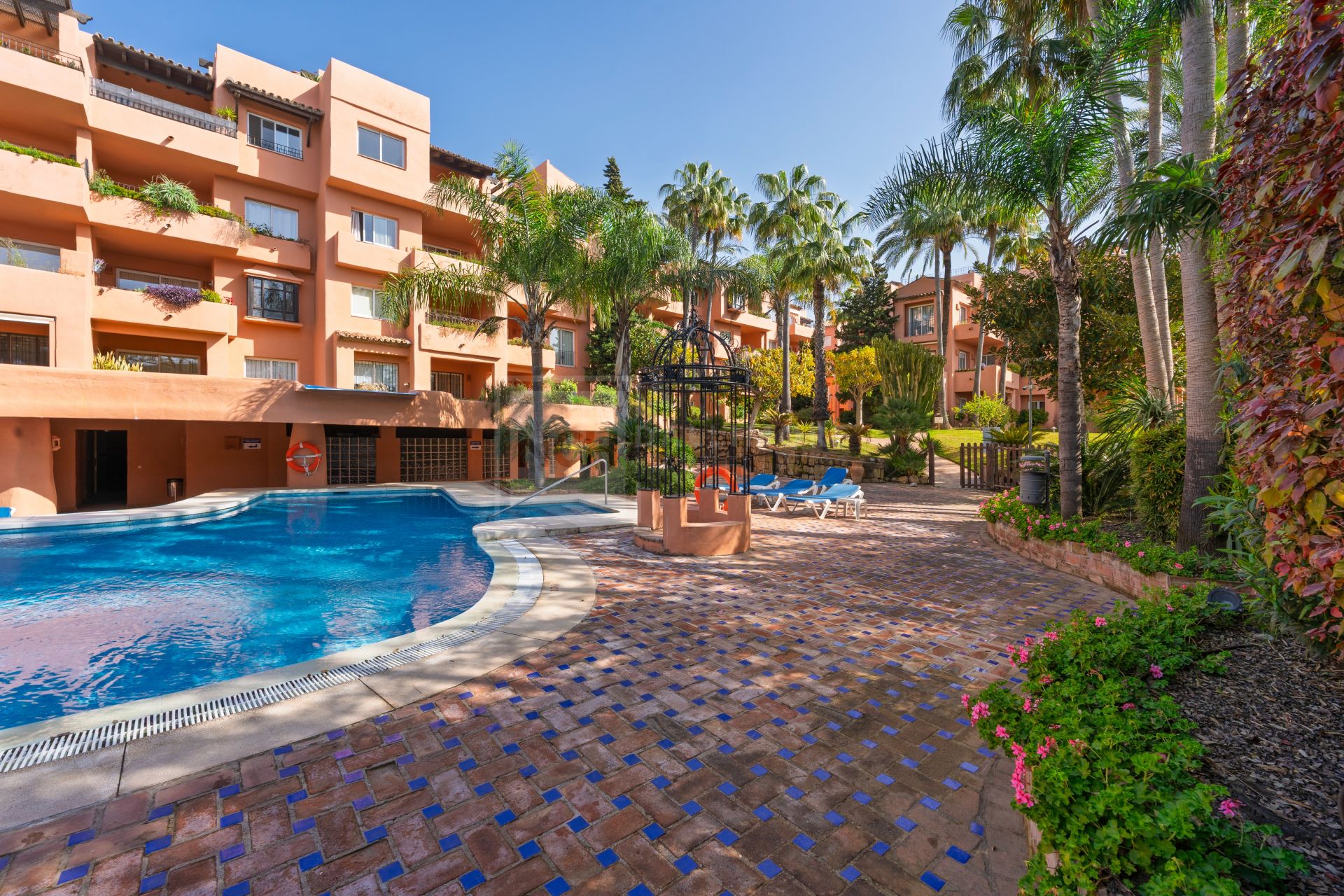 REFORMED LUXURY APARTMENT WITH SEA VIEWS ON THE GOLDEN MILE IN MARBELLA