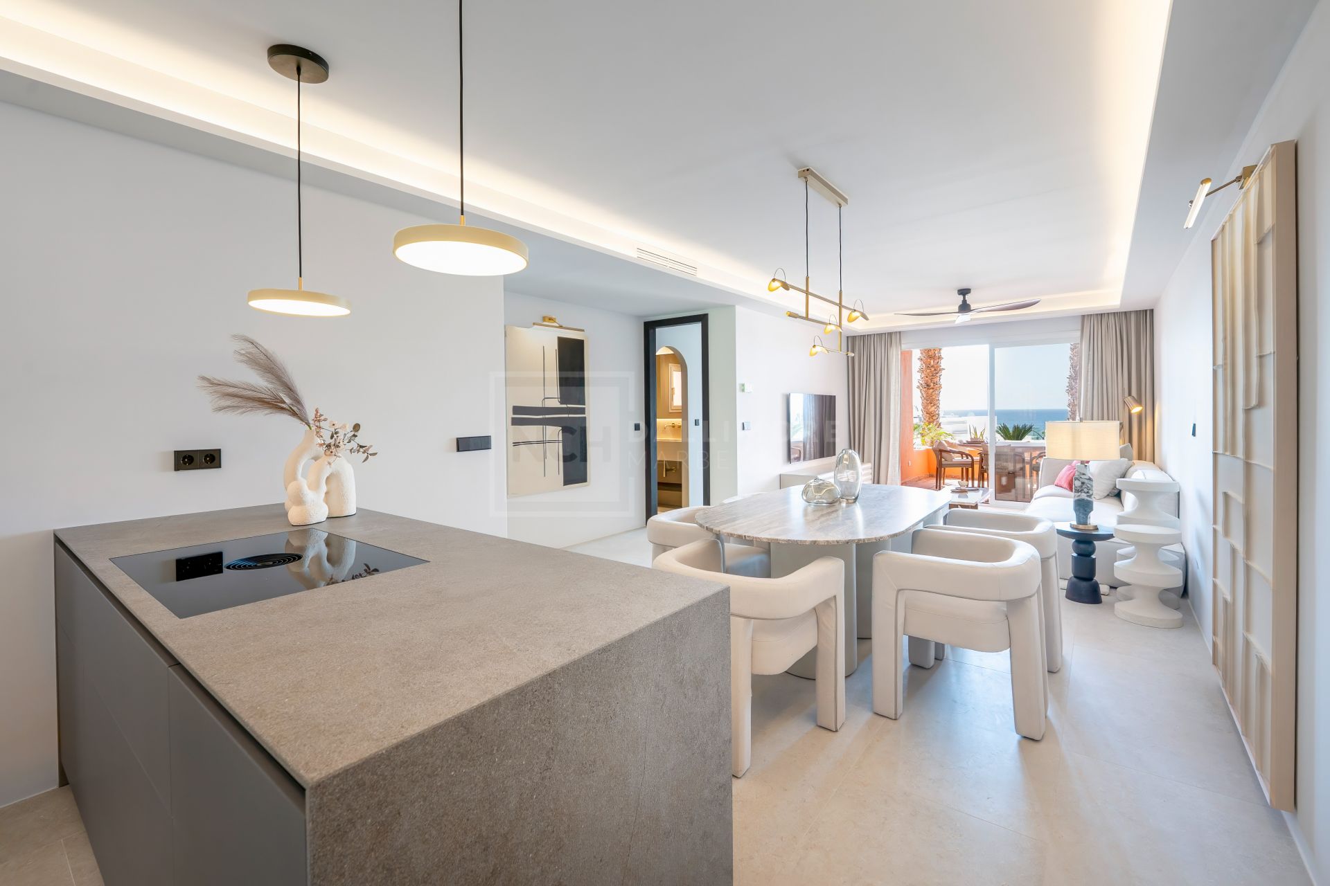REFORMED LUXURY APARTMENT WITH SEA VIEWS ON THE GOLDEN MILE IN MARBELLA