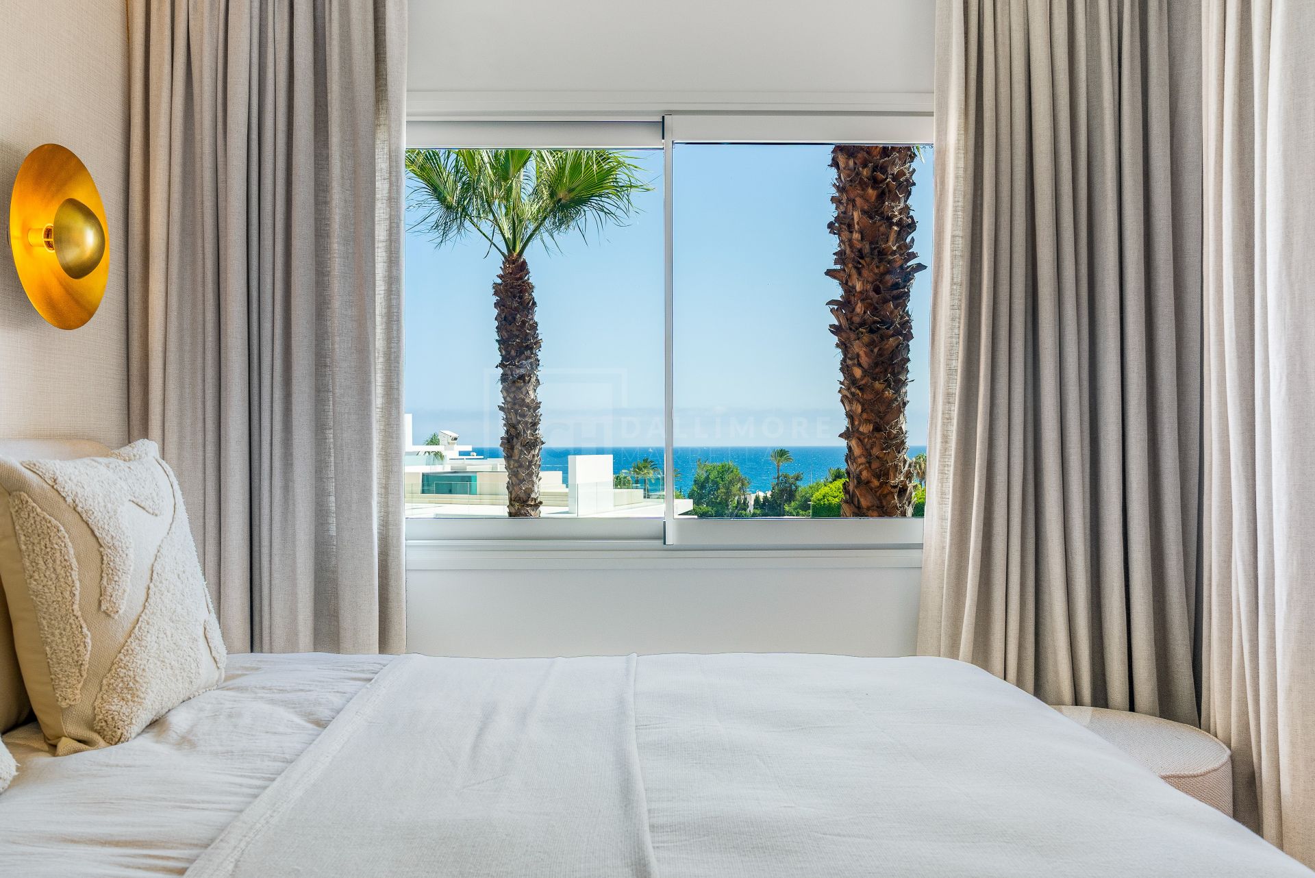 REFORMED LUXURY APARTMENT WITH SEA VIEWS ON THE GOLDEN MILE IN MARBELLA
