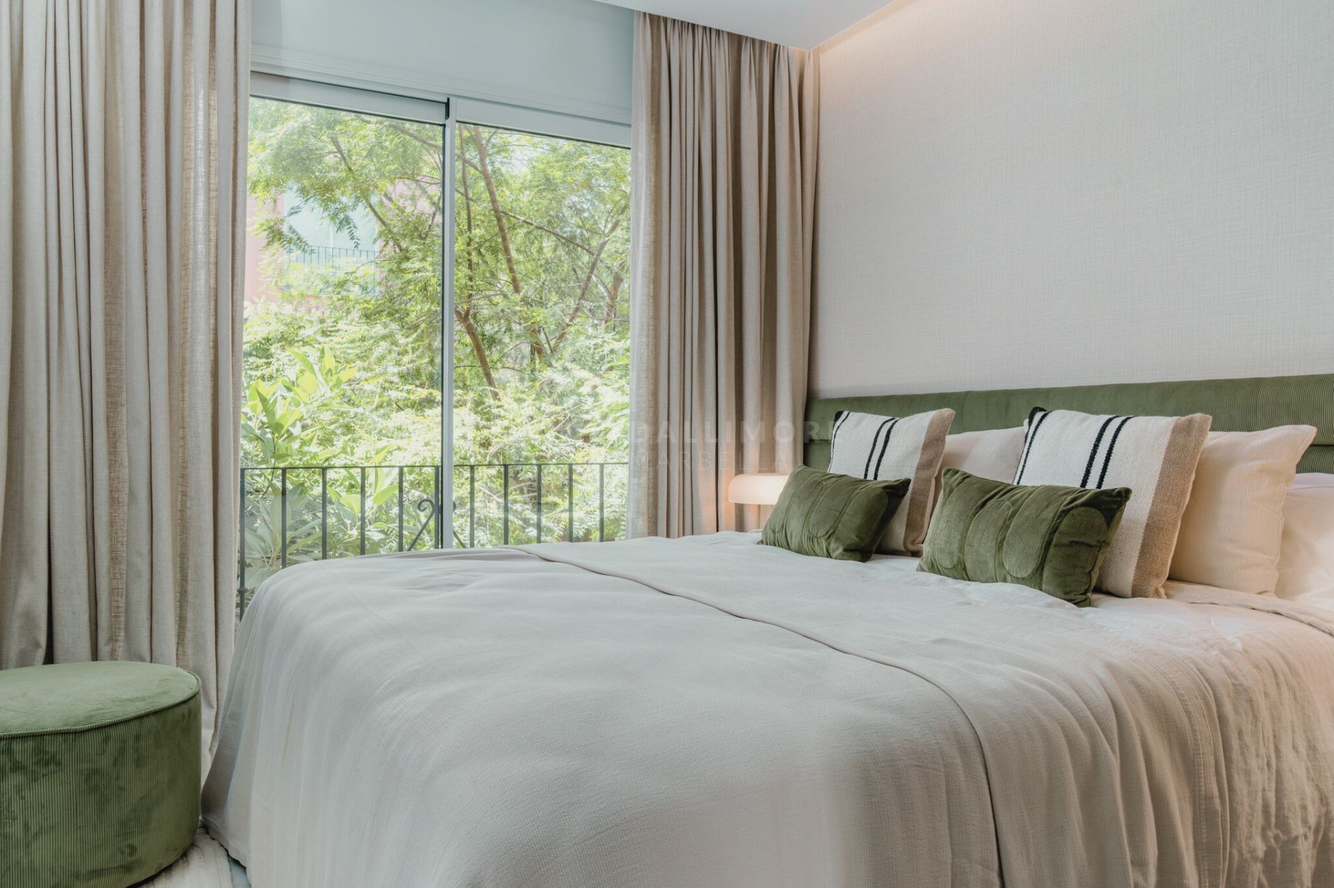 REFORMED LUXURY APARTMENT WITH SEA VIEWS ON THE GOLDEN MILE IN MARBELLA