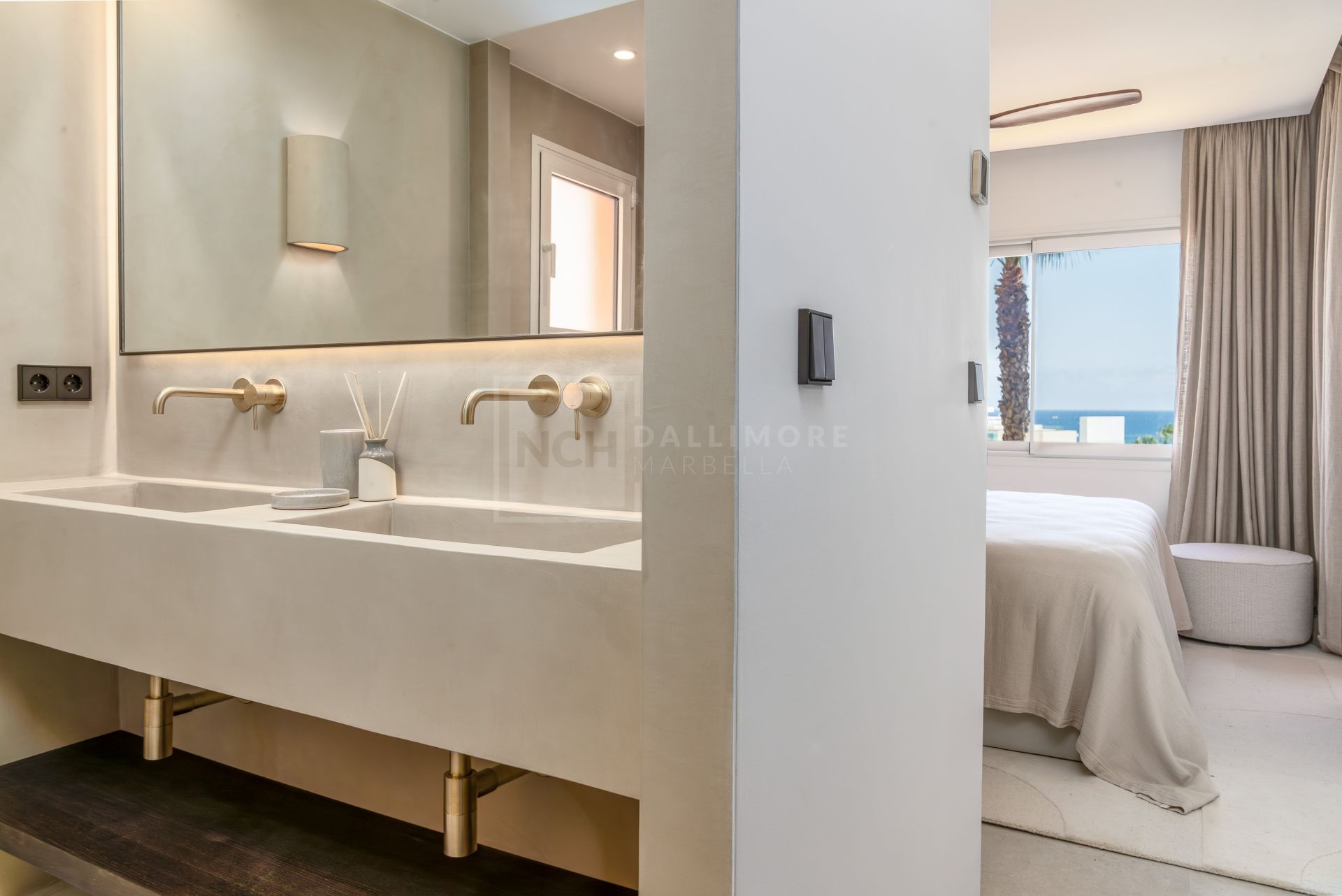 REFORMED LUXURY APARTMENT WITH SEA VIEWS ON THE GOLDEN MILE IN MARBELLA