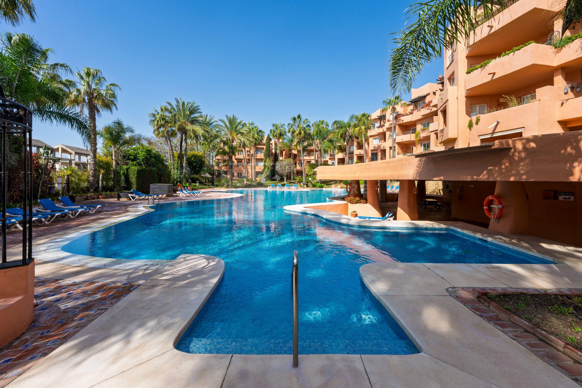 REFORMED LUXURY APARTMENT WITH SEA VIEWS ON THE GOLDEN MILE IN MARBELLA