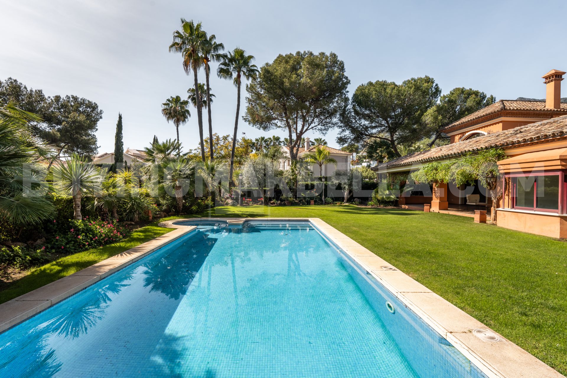 ELEGANCIA ANDALUZA ATEMPORAL EN LA MILLA DE ORO DE MARBELLA