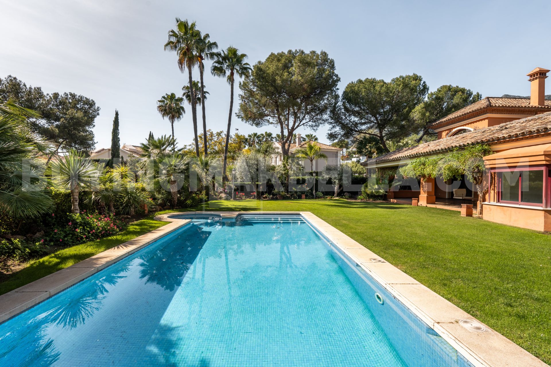 ELEGANCIA ANDALUZA ATEMPORAL EN LA MILLA DE ORO DE MARBELLA