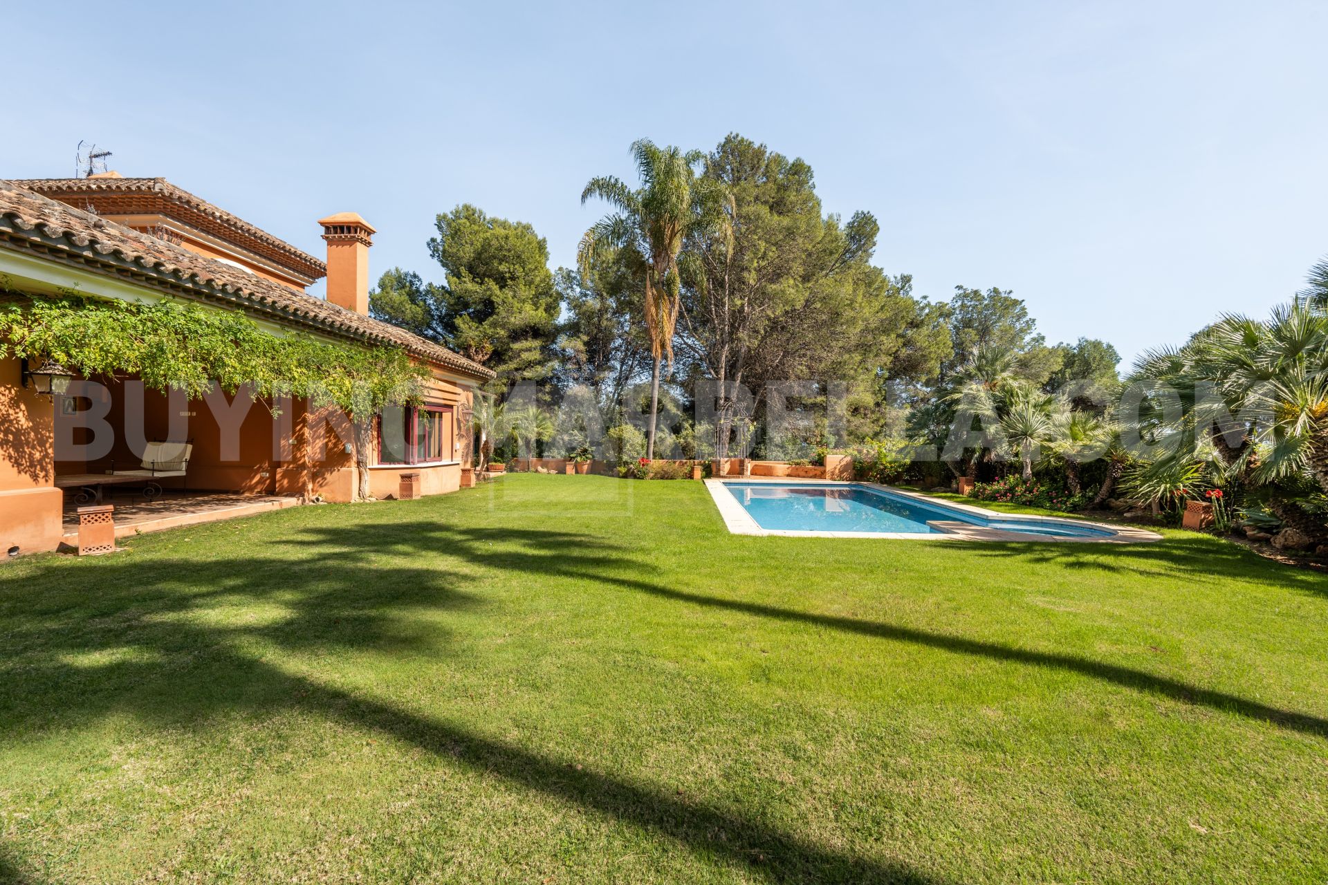 ELEGANCIA ANDALUZA ATEMPORAL EN LA MILLA DE ORO DE MARBELLA