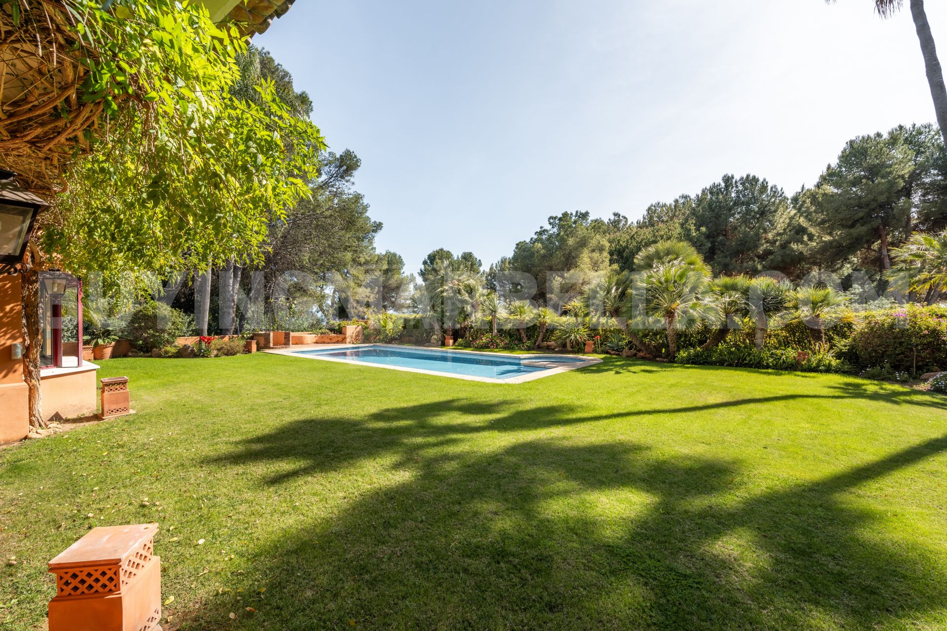 ELEGANCIA ANDALUZA ATEMPORAL EN LA MILLA DE ORO DE MARBELLA