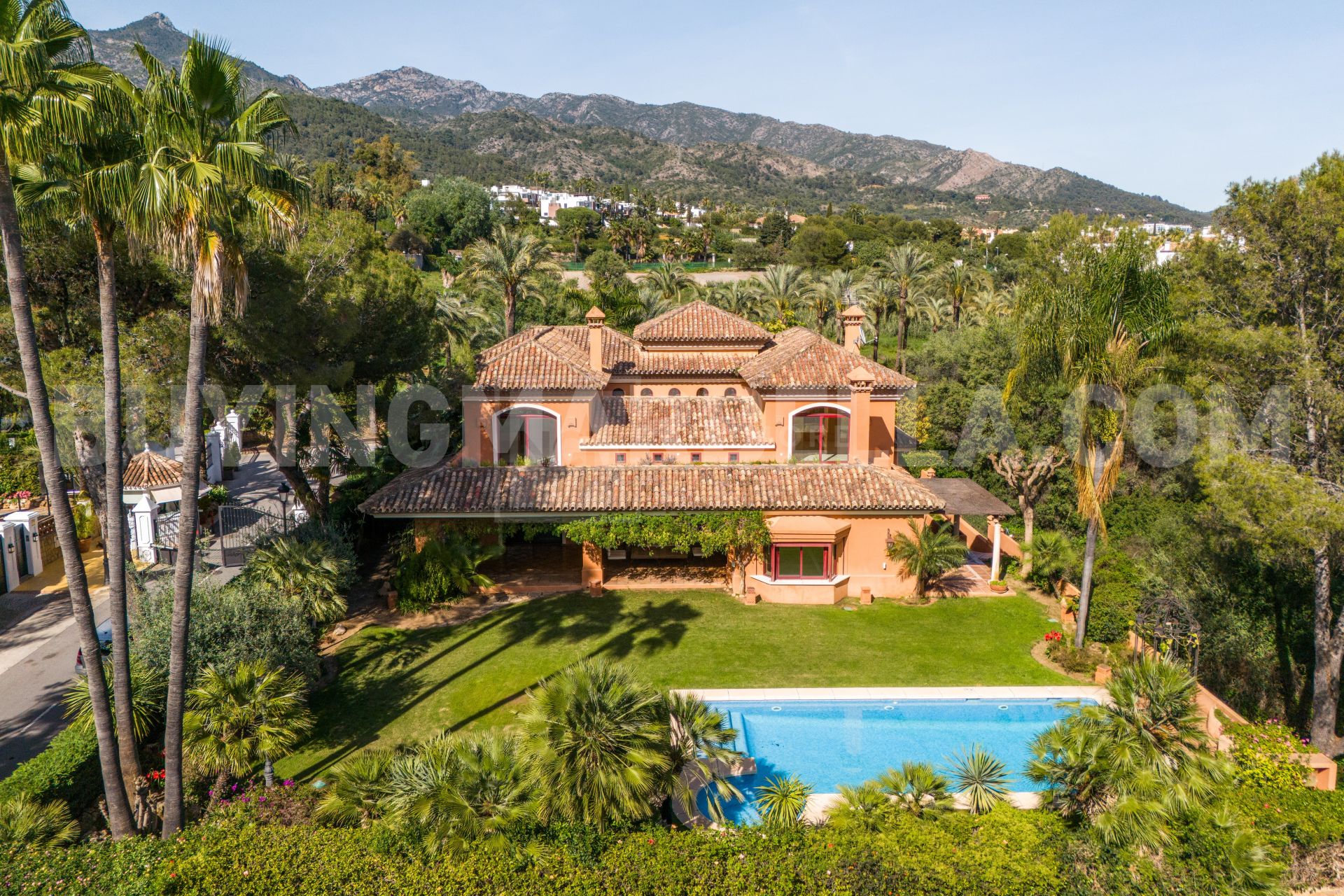 ELEGANCIA ANDALUZA ATEMPORAL EN LA MILLA DE ORO DE MARBELLA