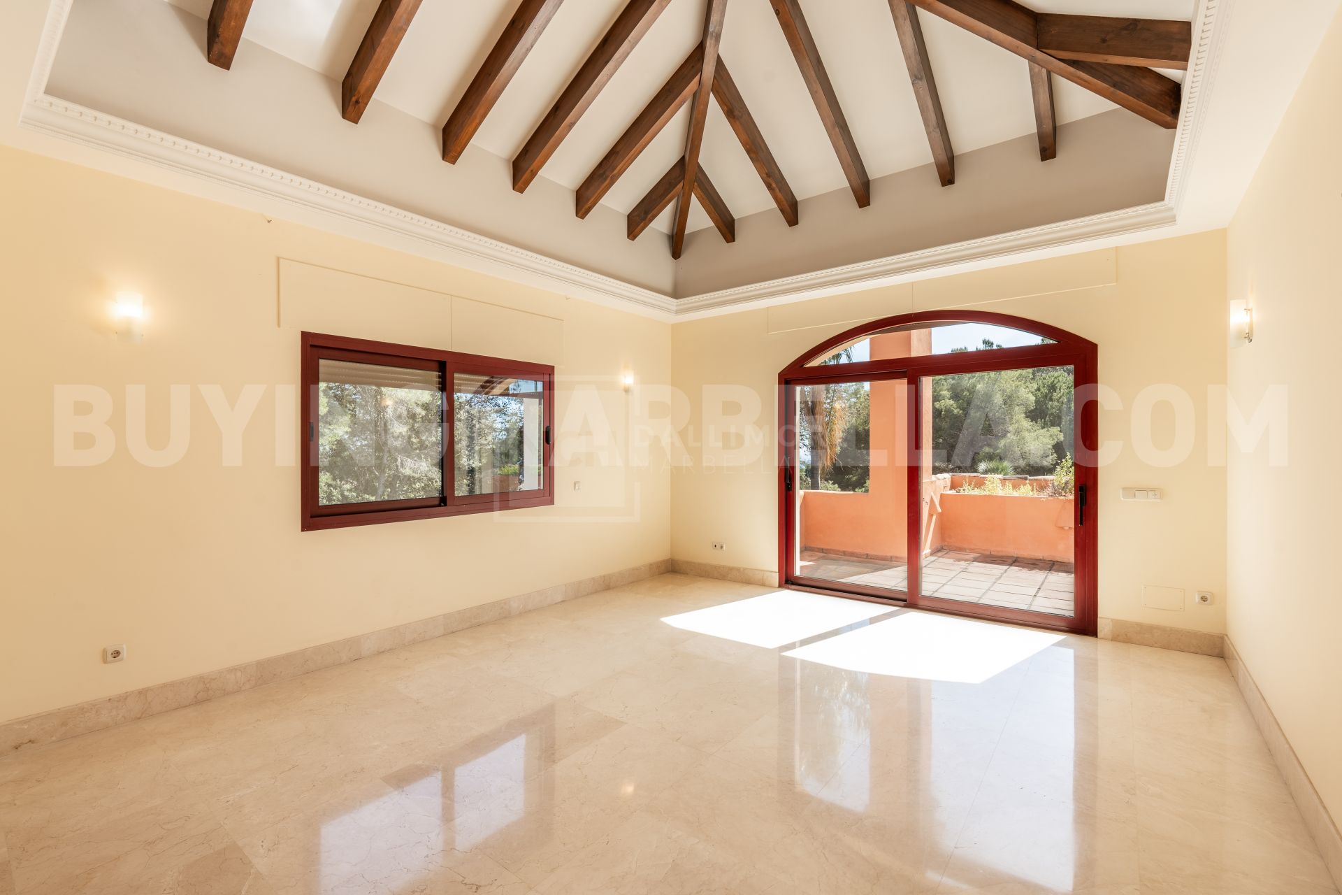 ELEGANCIA ANDALUZA ATEMPORAL EN LA MILLA DE ORO DE MARBELLA