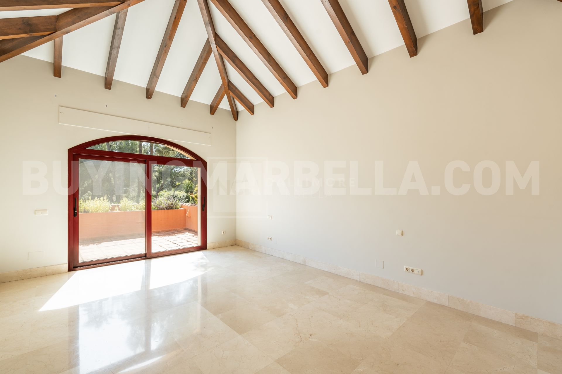 ELEGANCIA ANDALUZA ATEMPORAL EN LA MILLA DE ORO DE MARBELLA