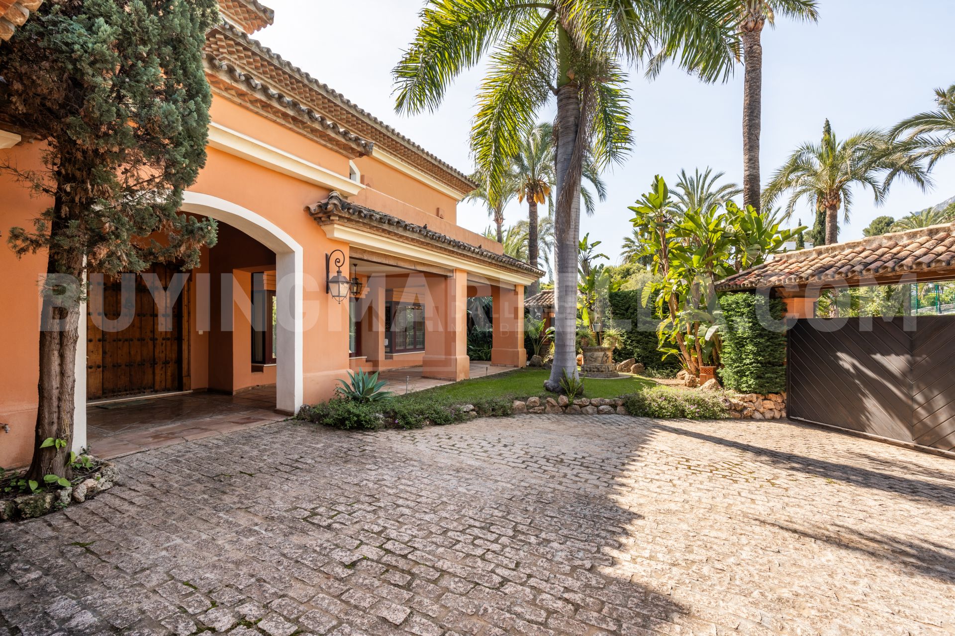 ELEGANCIA ANDALUZA ATEMPORAL EN LA MILLA DE ORO DE MARBELLA