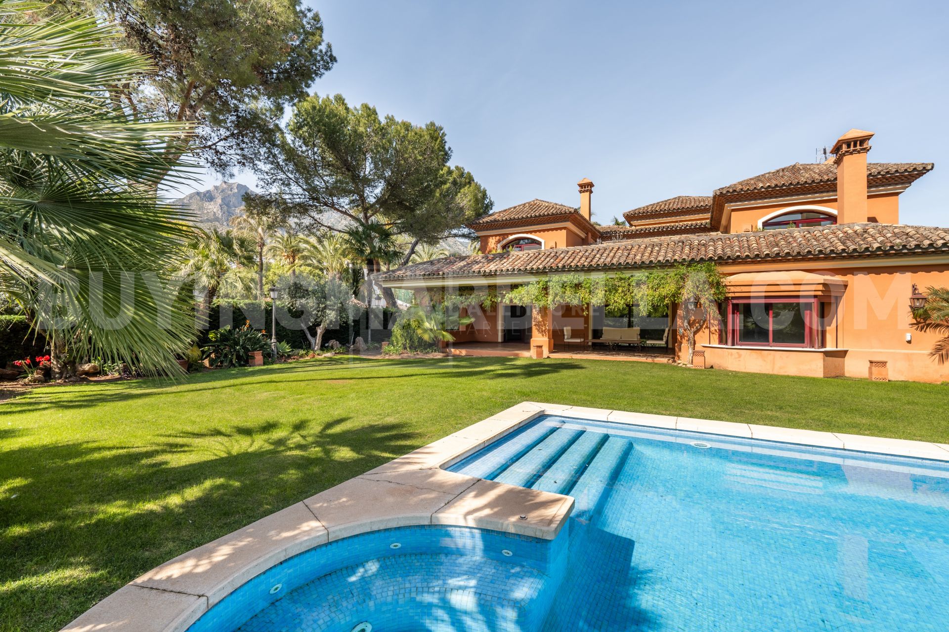 ELEGANCIA ANDALUZA ATEMPORAL EN LA MILLA DE ORO DE MARBELLA