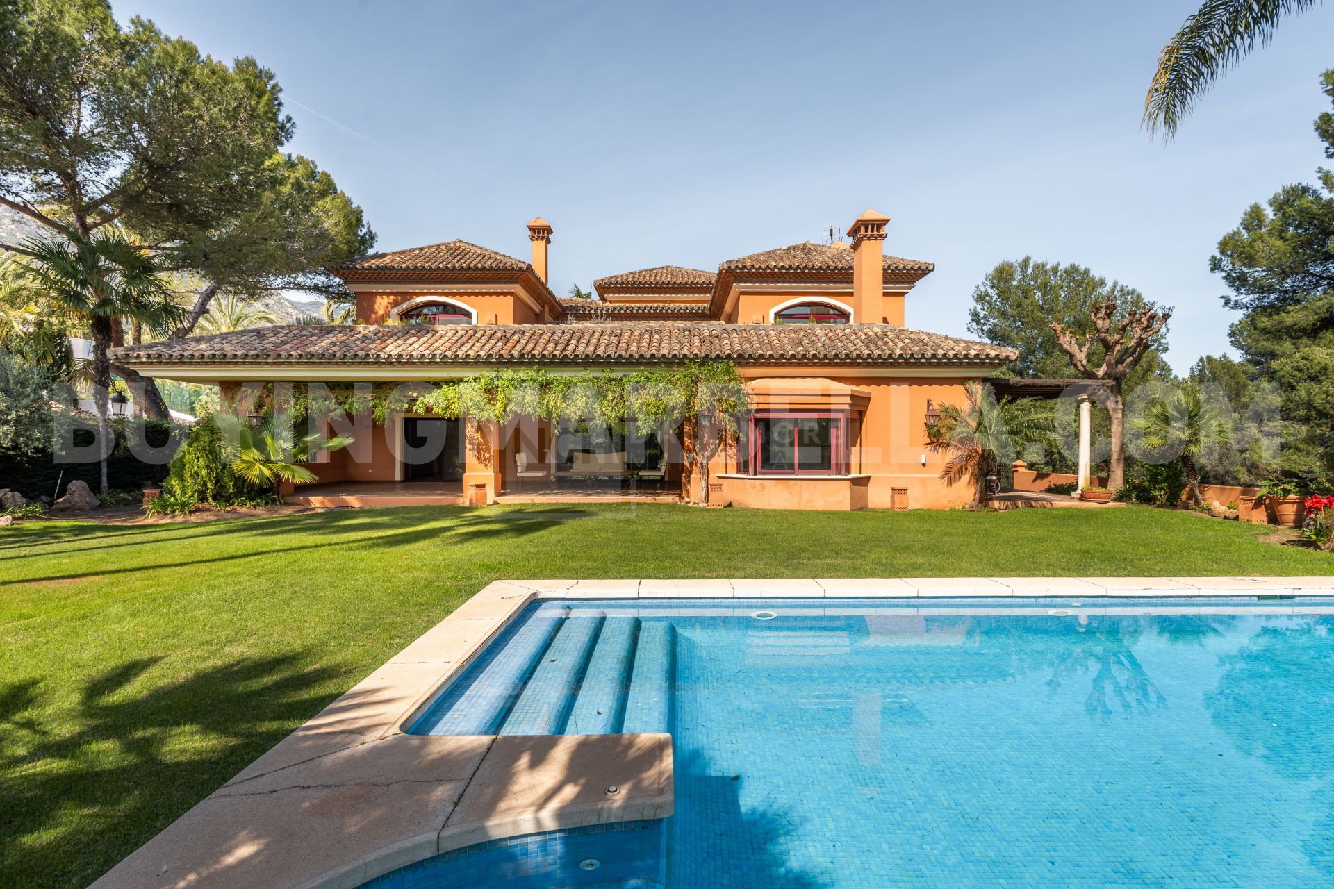 ELEGANCIA ANDALUZA ATEMPORAL EN LA MILLA DE ORO DE MARBELLA