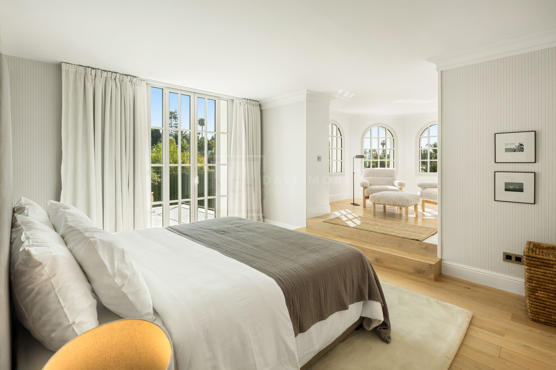 OASIS DE LUJO DE CINCO DORMITORIOS EN NUEVA ANDALUCÍA CON SPA, CINE Y JARDINES PRIVADOS