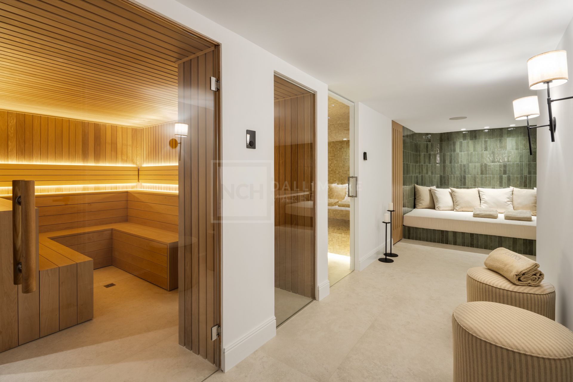 OASIS DE LUJO DE CINCO DORMITORIOS EN NUEVA ANDALUCÍA CON SPA, CINE Y JARDINES PRIVADOS
