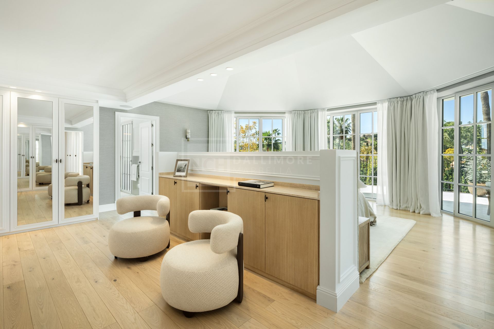 OASIS DE LUJO DE CINCO DORMITORIOS EN NUEVA ANDALUCÍA CON SPA, CINE Y JARDINES PRIVADOS
