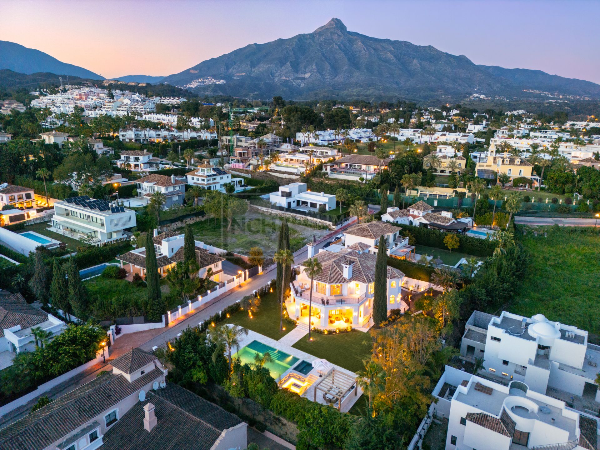 OASIS DE LUJO DE CINCO DORMITORIOS EN NUEVA ANDALUCÍA CON SPA, CINE Y JARDINES PRIVADOS