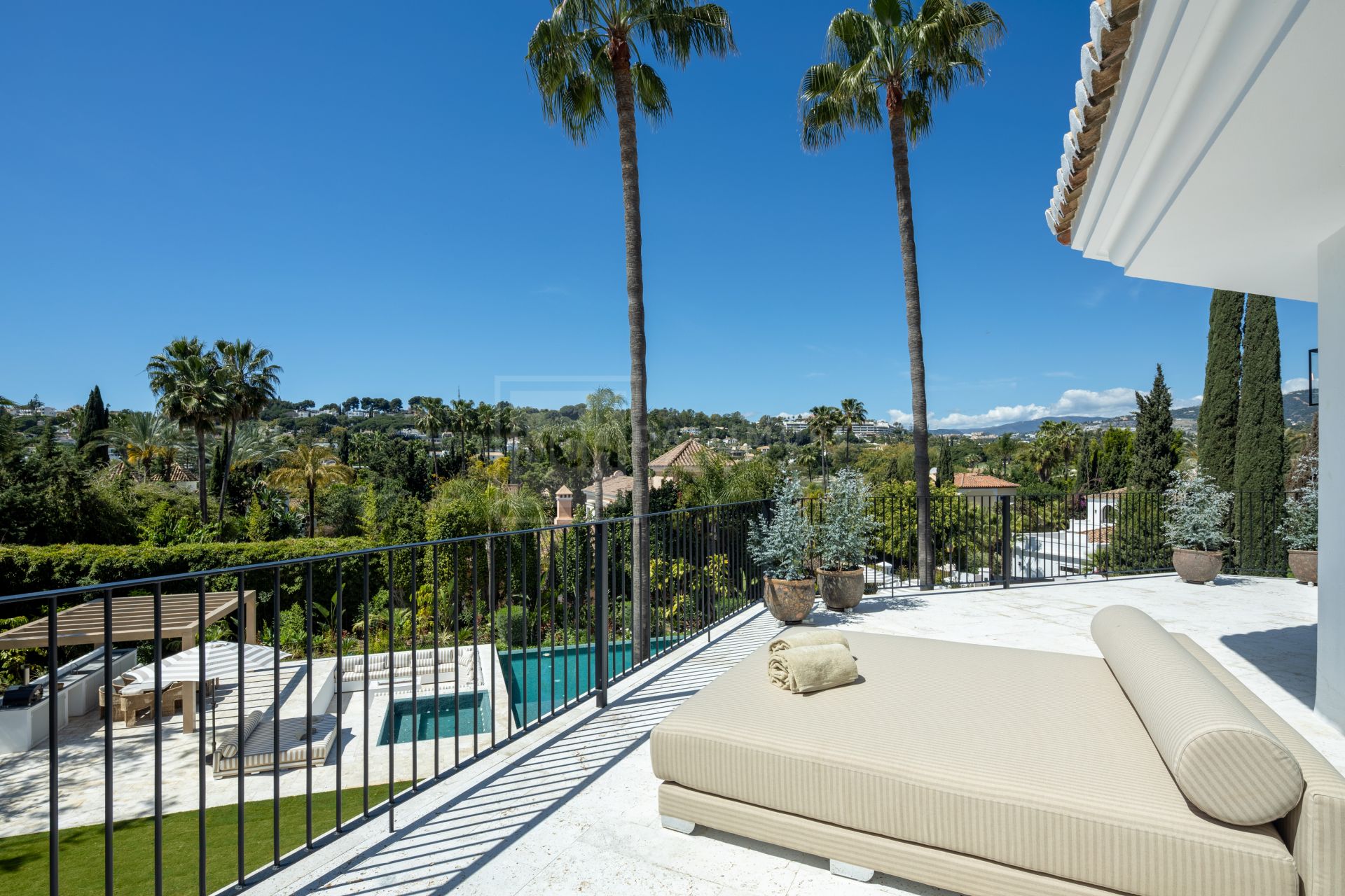 OASIS DE LUJO DE CINCO DORMITORIOS EN NUEVA ANDALUCÍA CON SPA, CINE Y JARDINES PRIVADOS
