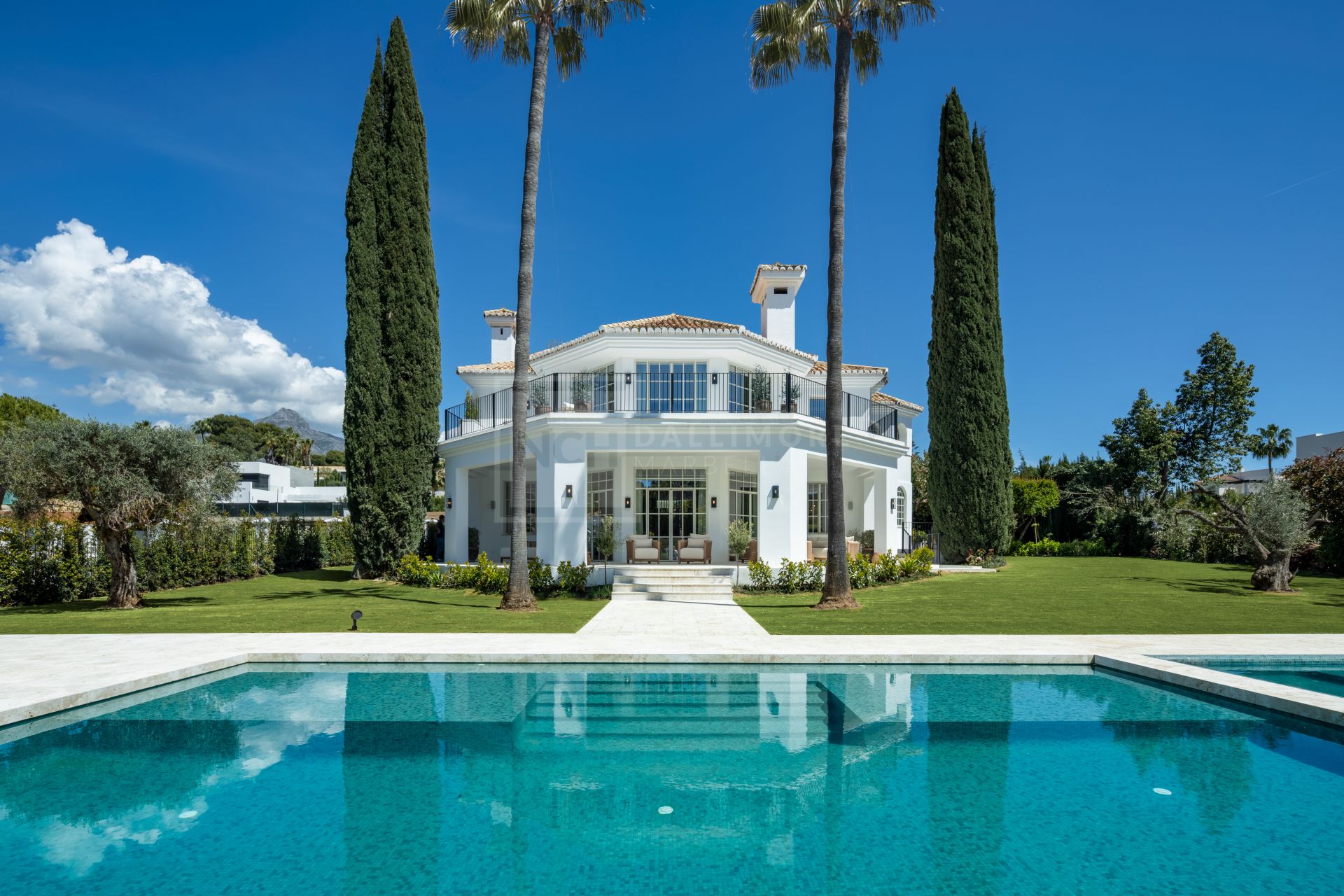OASIS DE LUJO DE CINCO DORMITORIOS EN NUEVA ANDALUCÍA CON SPA, CINE Y JARDINES PRIVADOS