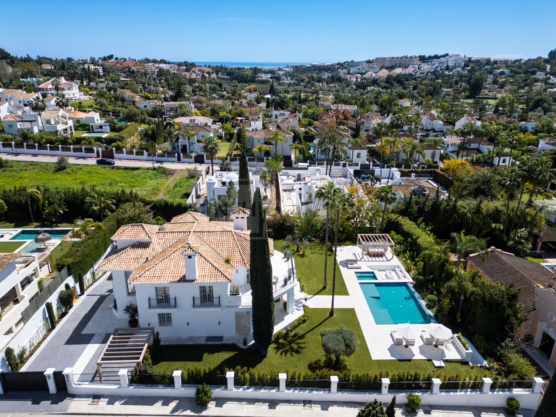 OASIS DE LUJO DE CINCO DORMITORIOS EN NUEVA ANDALUCÍA CON SPA, CINE Y JARDINES PRIVADOS
