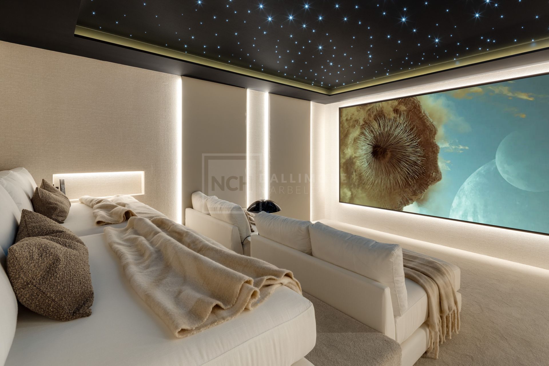 OASIS DE LUJO DE CINCO DORMITORIOS EN NUEVA ANDALUCÍA CON SPA, CINE Y JARDINES PRIVADOS