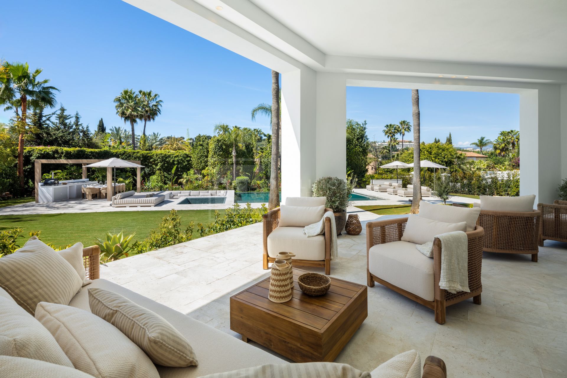 OASIS DE LUJO DE CINCO DORMITORIOS EN NUEVA ANDALUCÍA CON SPA, CINE Y JARDINES PRIVADOS