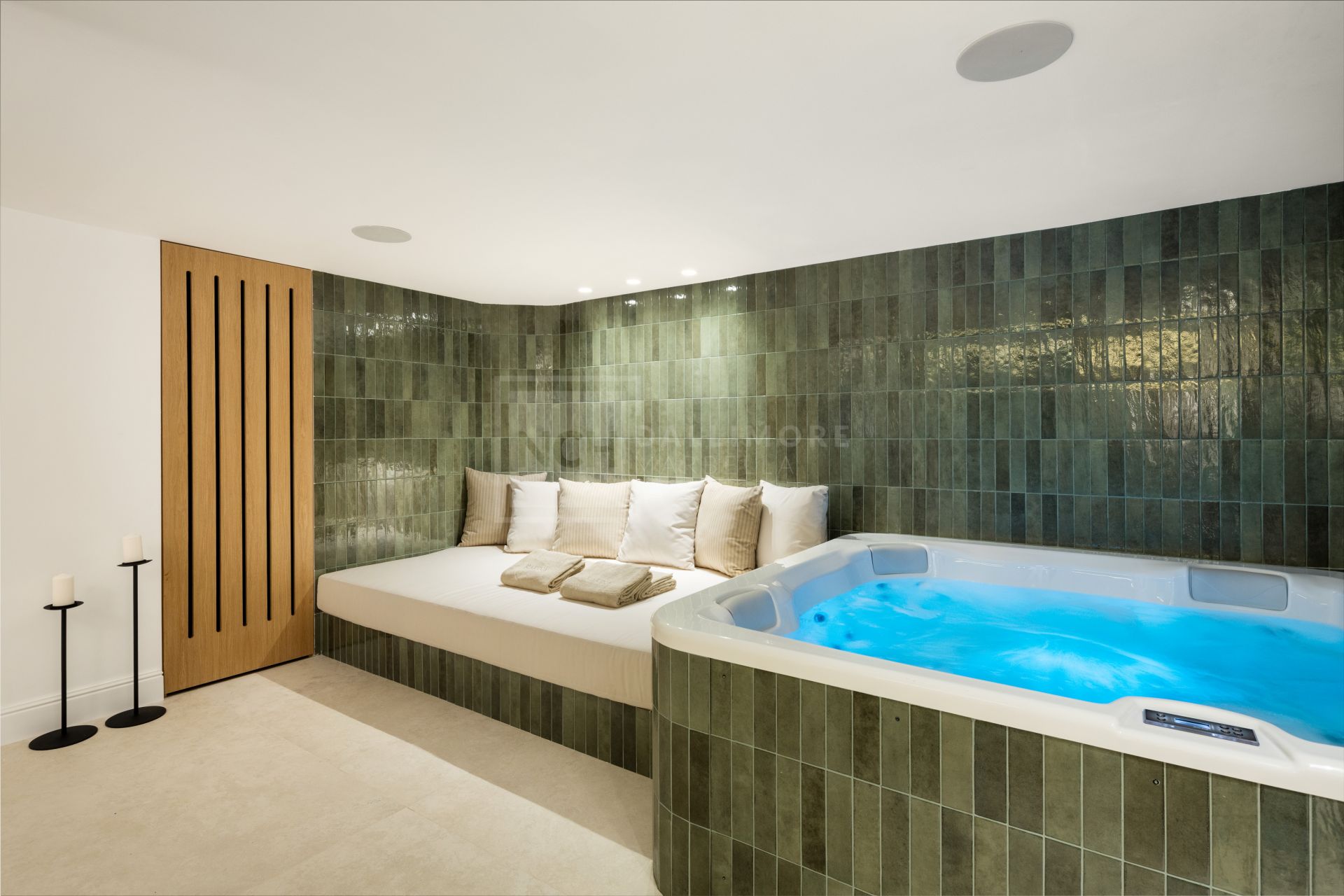 OASIS DE LUJO DE CINCO DORMITORIOS EN NUEVA ANDALUCÍA CON SPA, CINE Y JARDINES PRIVADOS