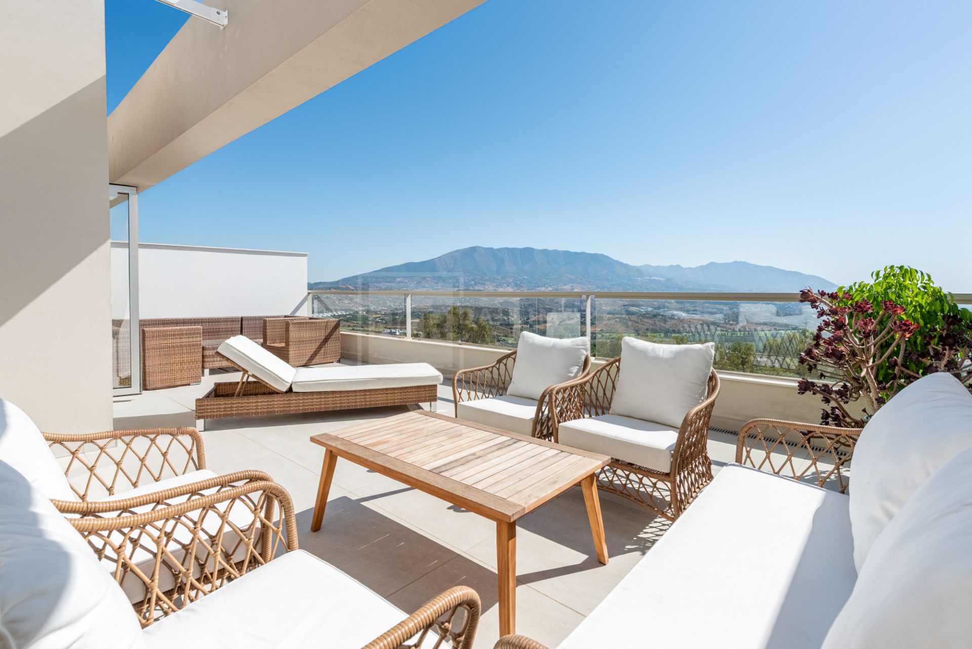 STUNNING 3-BEDROOM DUPLEX PENTHOUSE IN HARMONY LA CALA GOLF