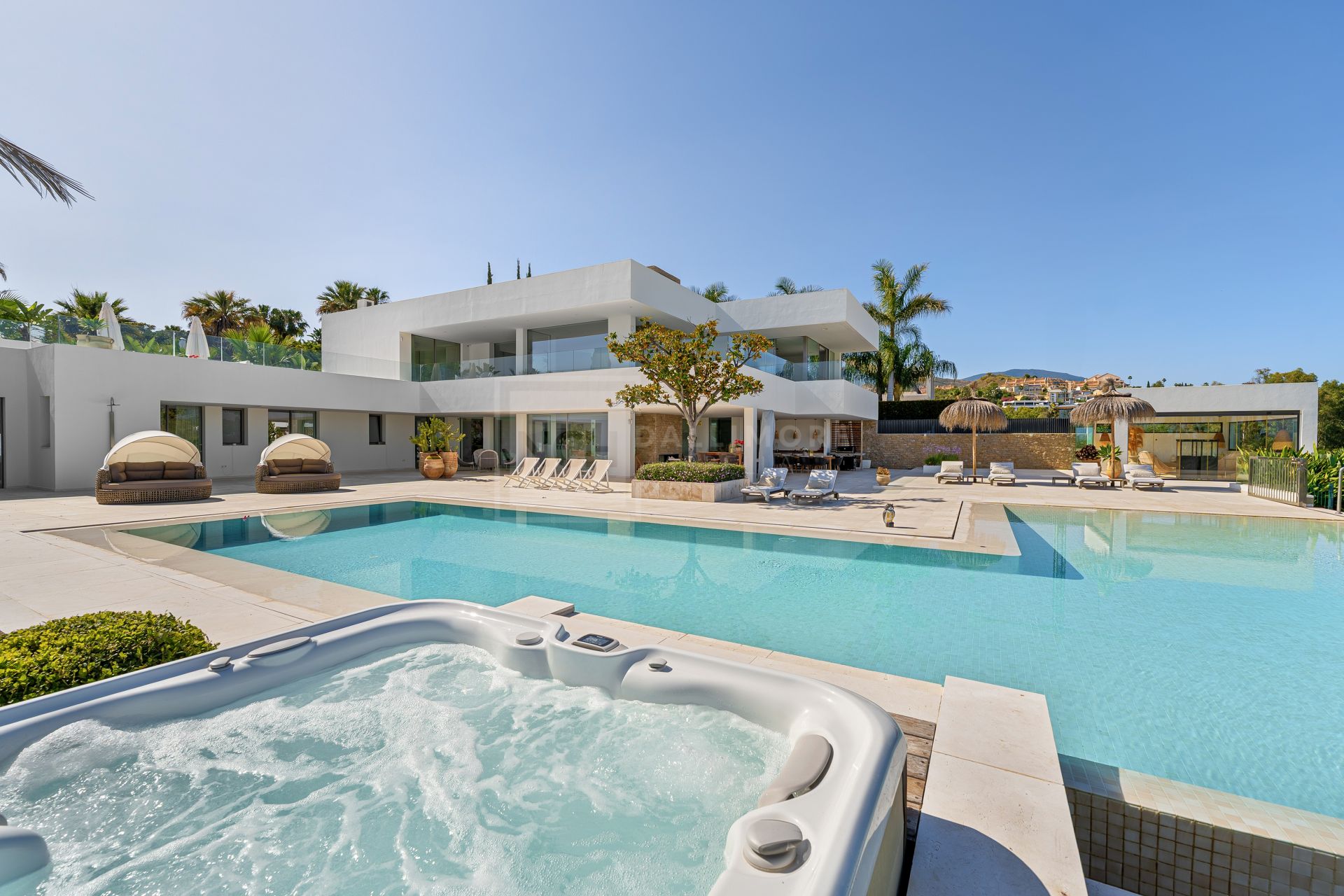 7-BEDROOM CONTEMPORARY VILLA WITH POOL, PRIVATE TENNIS COURT AND PANORAMIC VIEWS