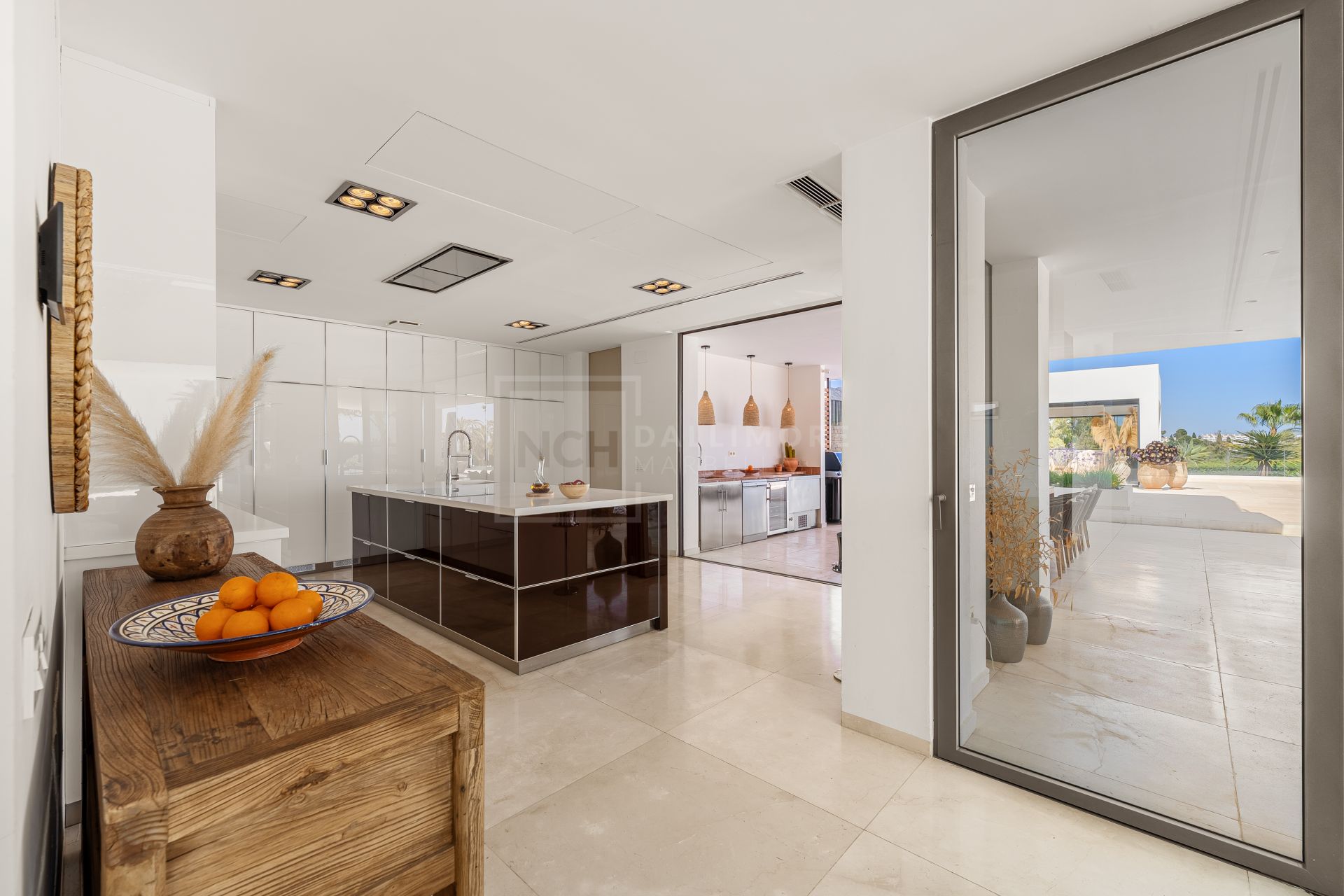 7-BEDROOM CONTEMPORARY VILLA WITH POOL, PRIVATE TENNIS COURT AND PANORAMIC VIEWS