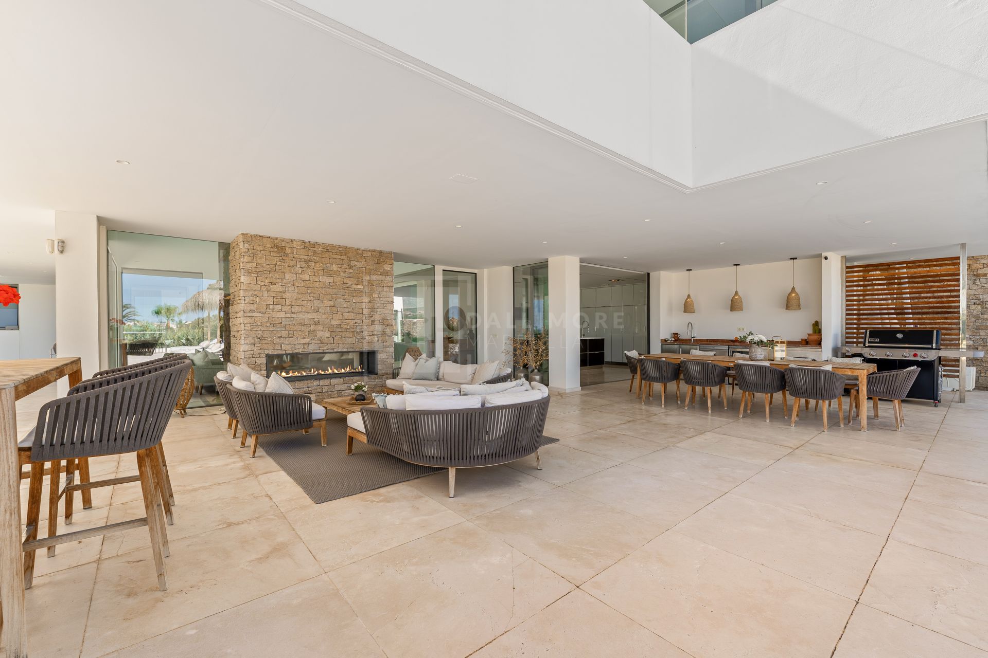 7-BEDROOM CONTEMPORARY VILLA WITH POOL, PRIVATE TENNIS COURT AND PANORAMIC VIEWS