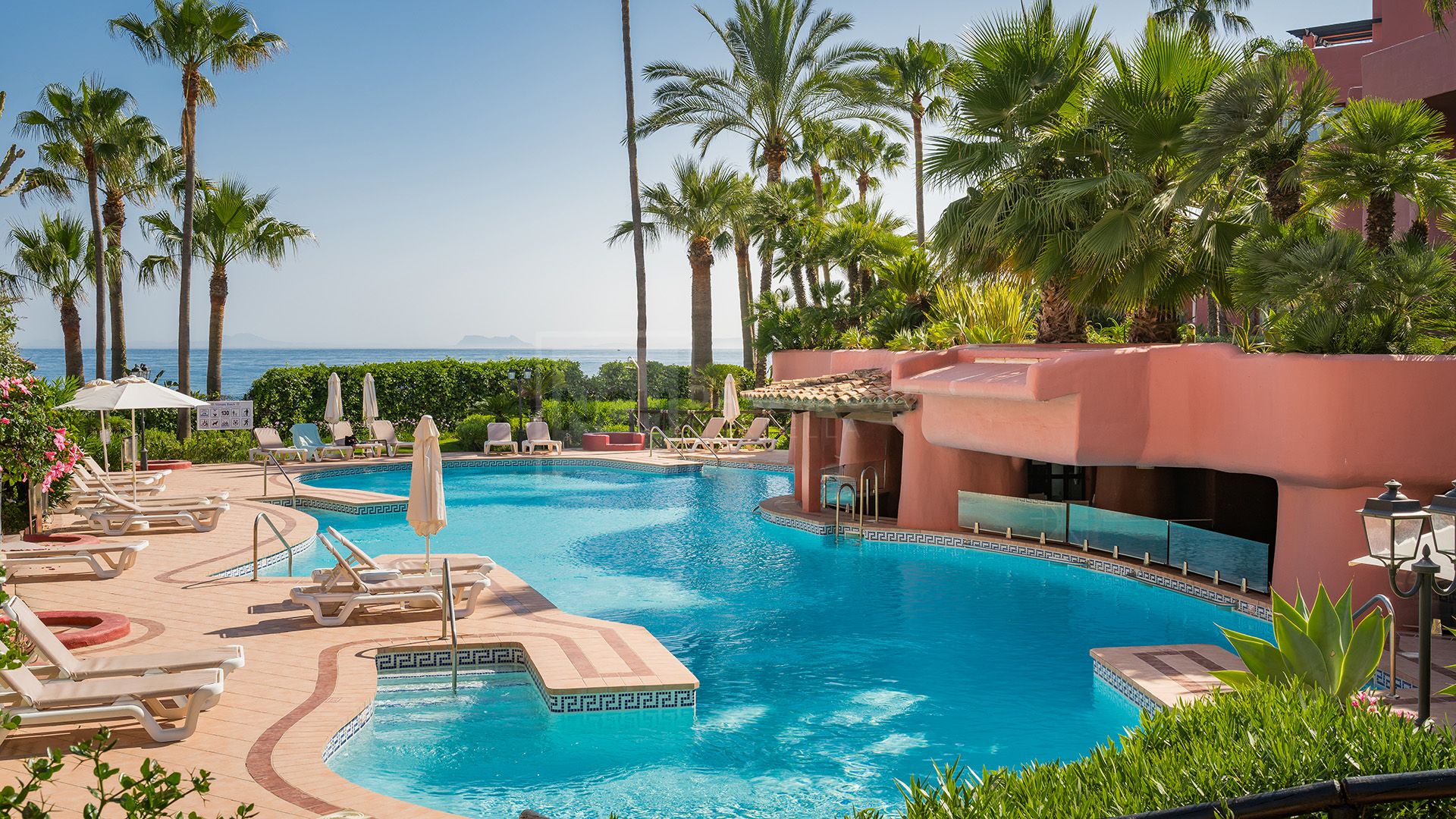 MENARA BEACH – LUXURY SEAFRONT APARTMENT