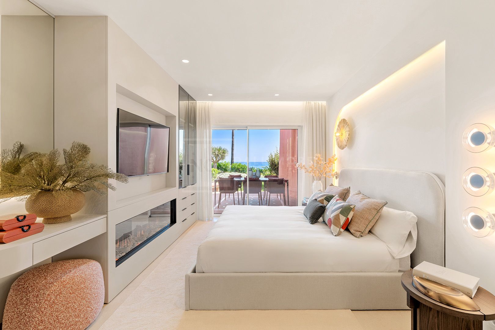 MENARA BEACH – LUXURY SEAFRONT APARTMENT