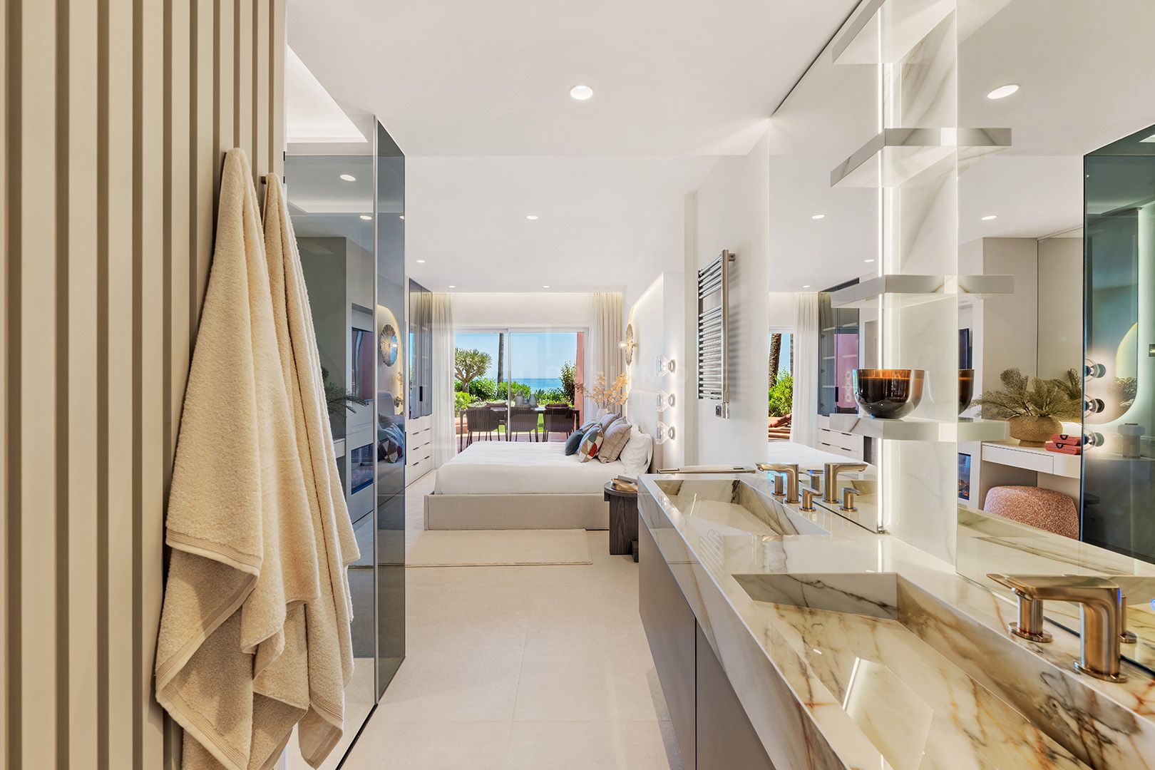 MENARA BEACH – LUXURY SEAFRONT APARTMENT