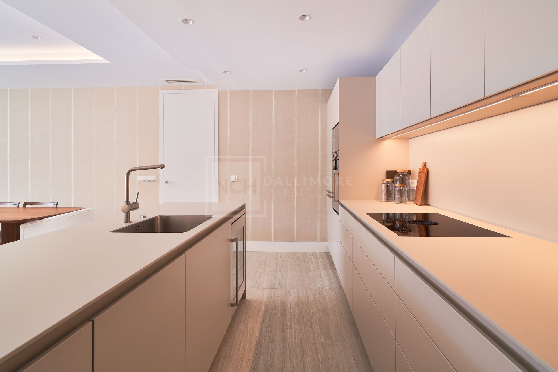 2-BEDROOM LUXURY APARTMENT IN FRONT-LINE BEACH DEVELOPMENT