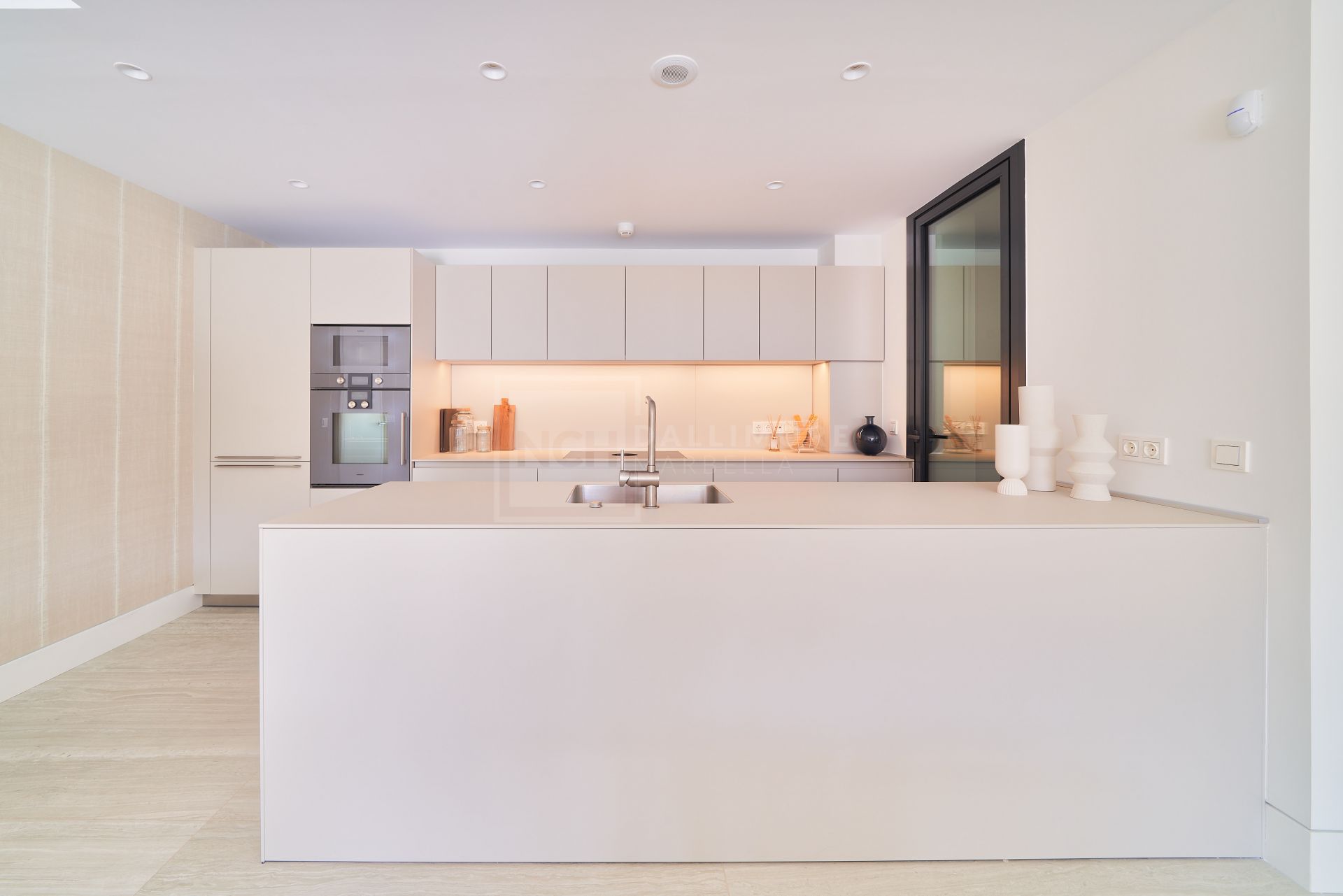 2-BEDROOM LUXURY APARTMENT IN FRONT-LINE BEACH DEVELOPMENT