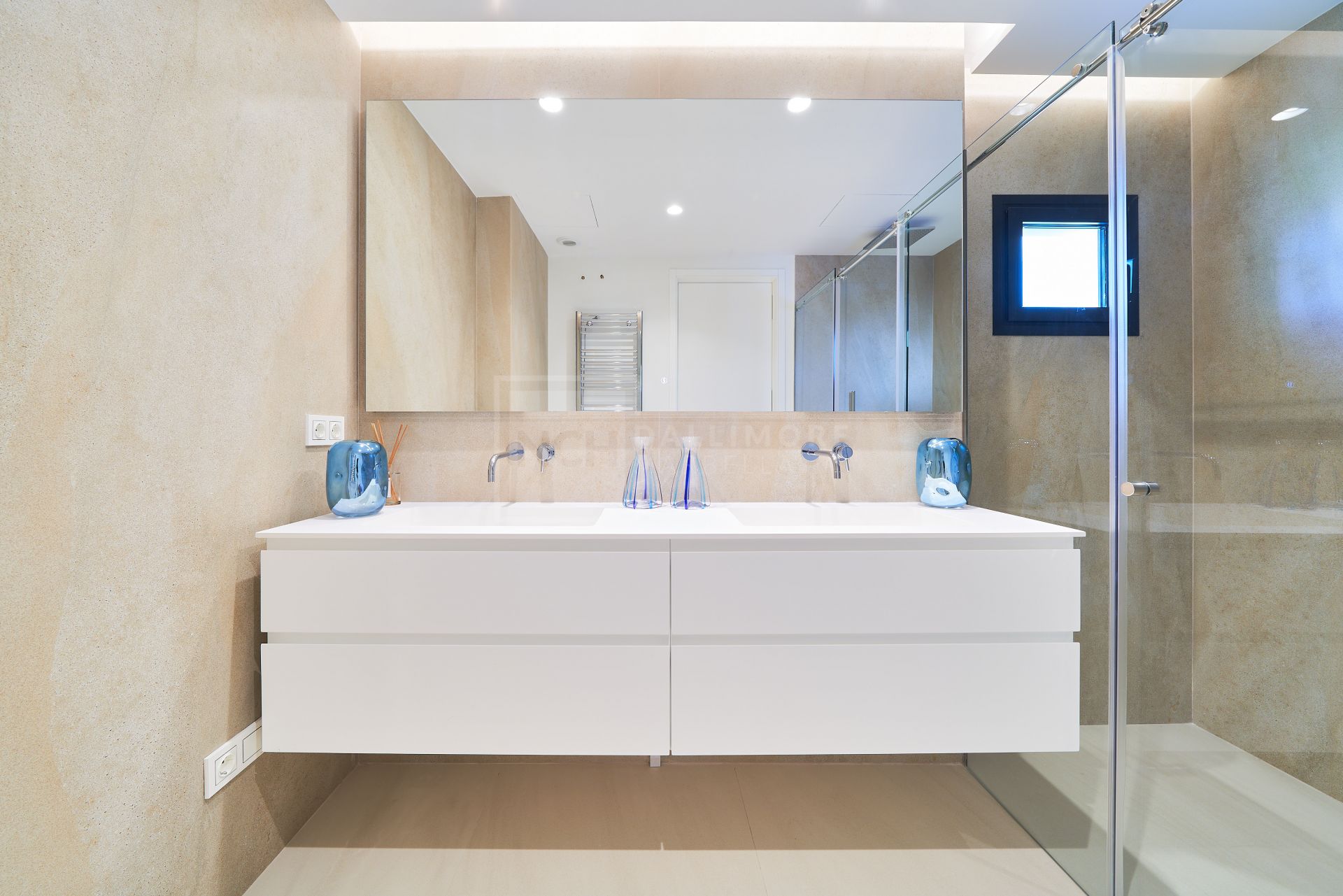 2-BEDROOM LUXURY APARTMENT IN FRONT-LINE BEACH DEVELOPMENT