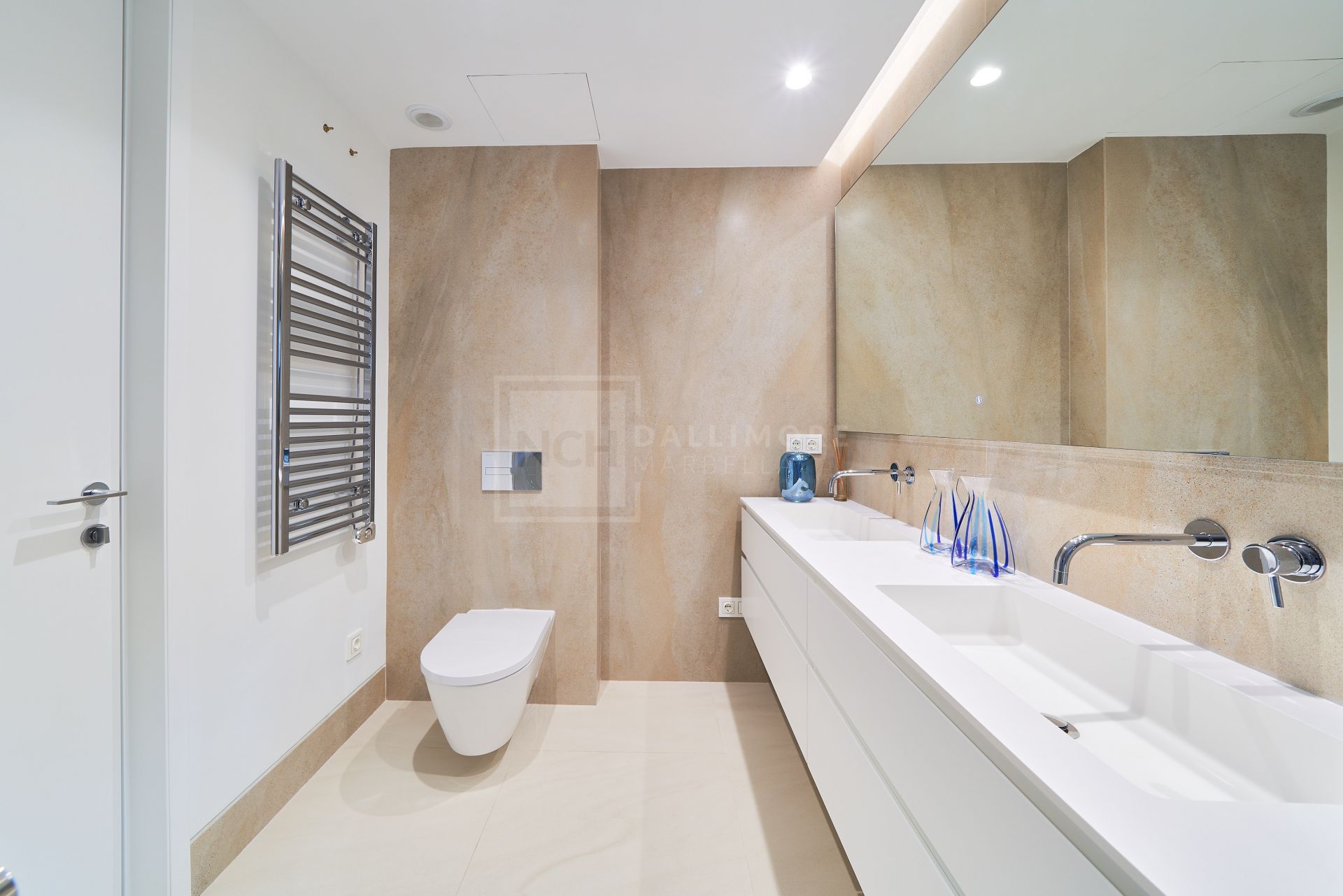 2-BEDROOM LUXURY APARTMENT IN FRONT-LINE BEACH DEVELOPMENT