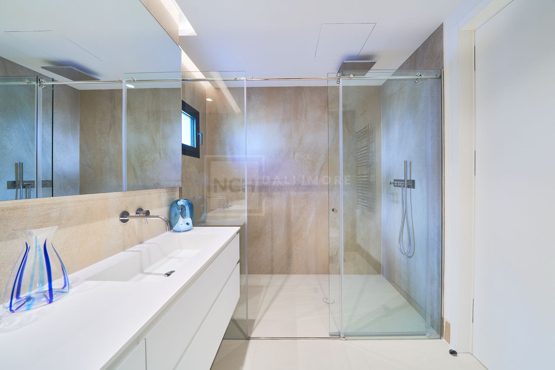 2-BEDROOM LUXURY APARTMENT IN FRONT-LINE BEACH DEVELOPMENT