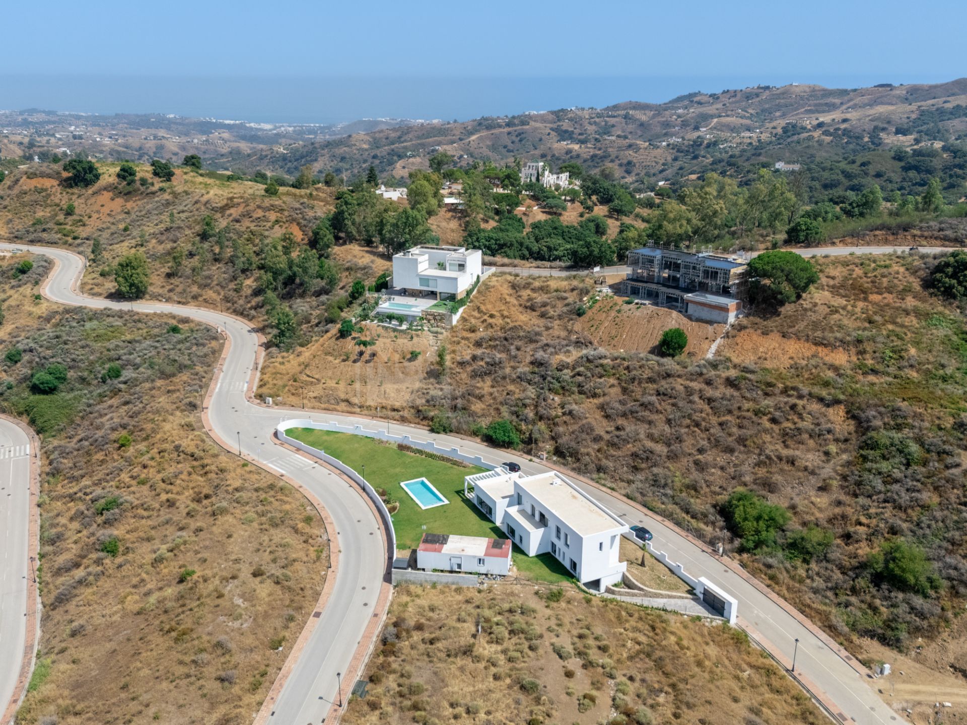 VILLA DE OBRA NUEVA CON IMPRESIONANTES VISTAS A LA MONTAÑA EN LA CALA GOLF RESORT