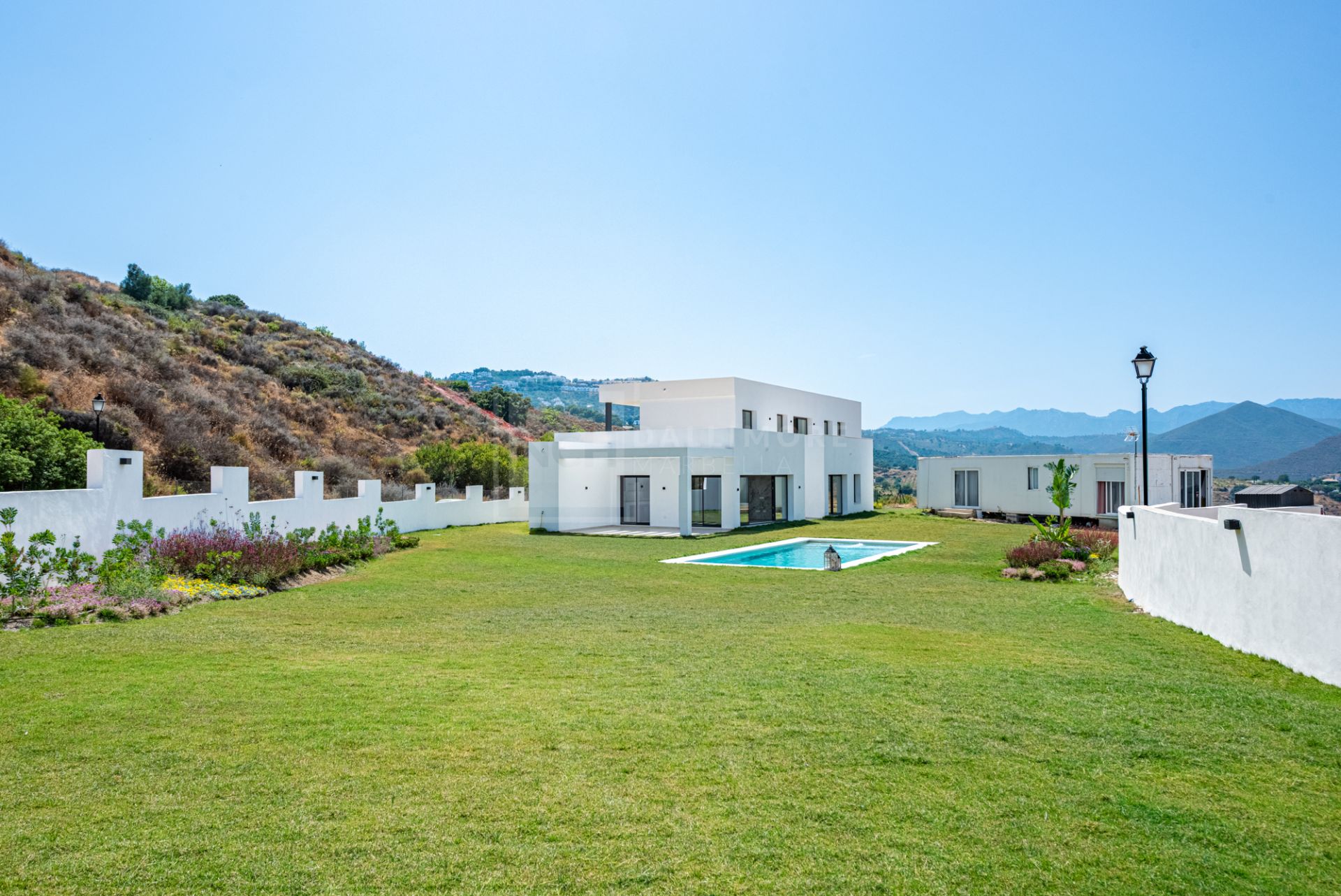 VILLA DE OBRA NUEVA CON IMPRESIONANTES VISTAS A LA MONTAÑA EN LA CALA GOLF RESORT