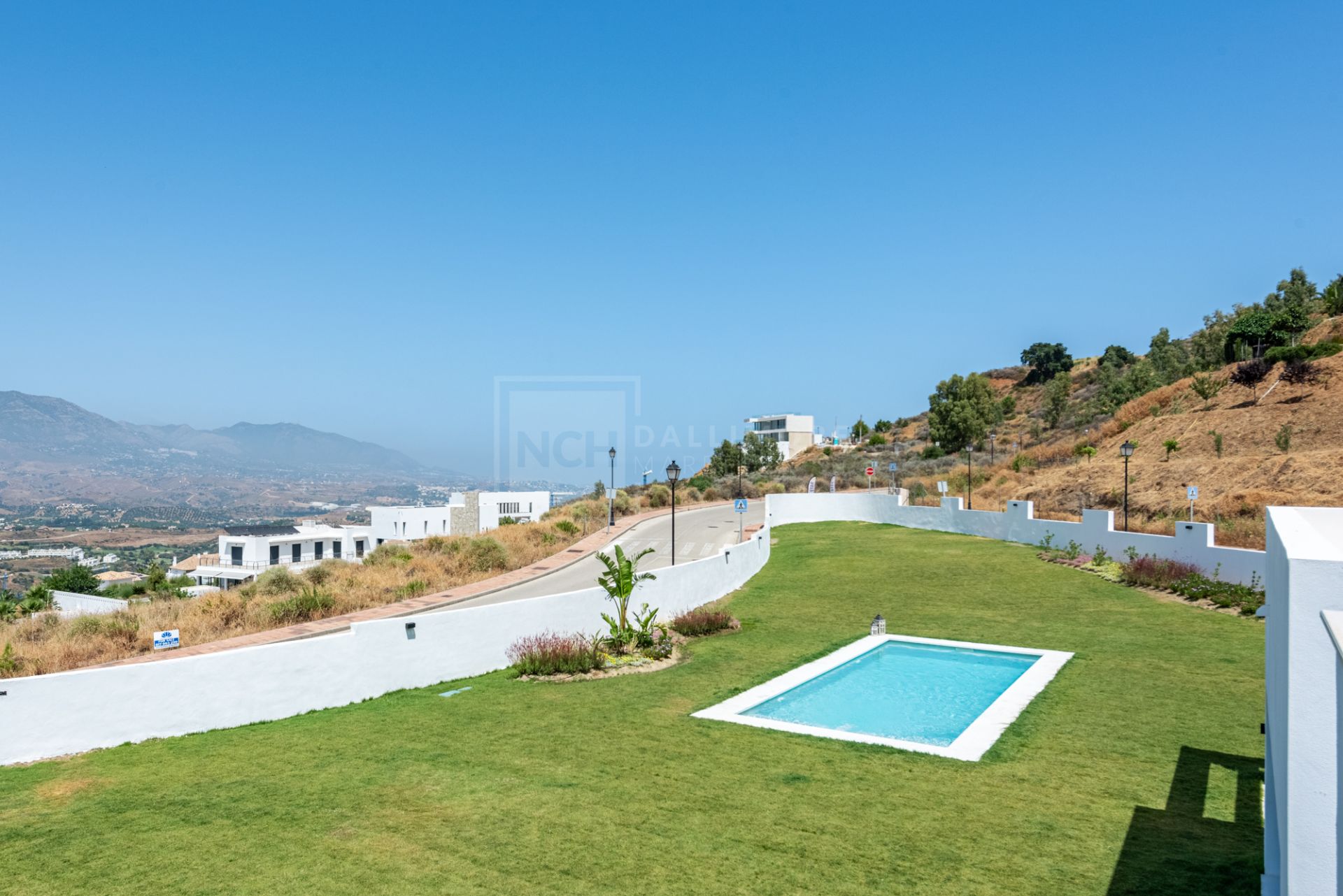 VILLA DE OBRA NUEVA CON IMPRESIONANTES VISTAS A LA MONTAÑA EN LA CALA GOLF RESORT