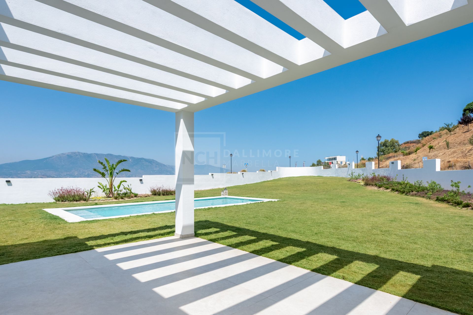 VILLA DE OBRA NUEVA CON IMPRESIONANTES VISTAS A LA MONTAÑA EN LA CALA GOLF RESORT