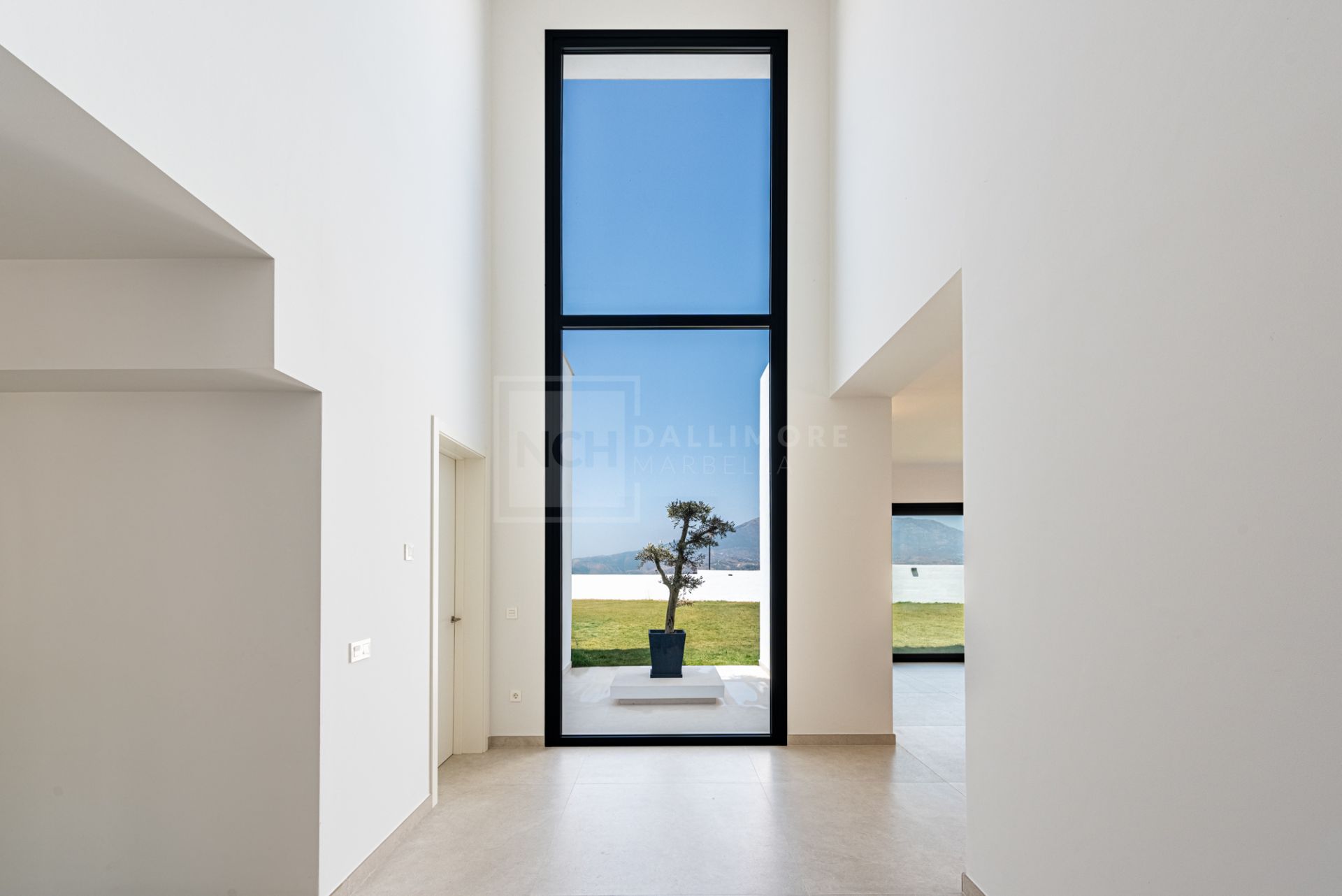 VILLA DE OBRA NUEVA CON IMPRESIONANTES VISTAS A LA MONTAÑA EN LA CALA GOLF RESORT